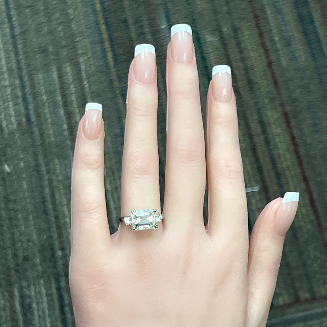 Anello di fidanzamento in platino con diamante rotondo e taglio smeraldo da 5,30 carati in vendita 6