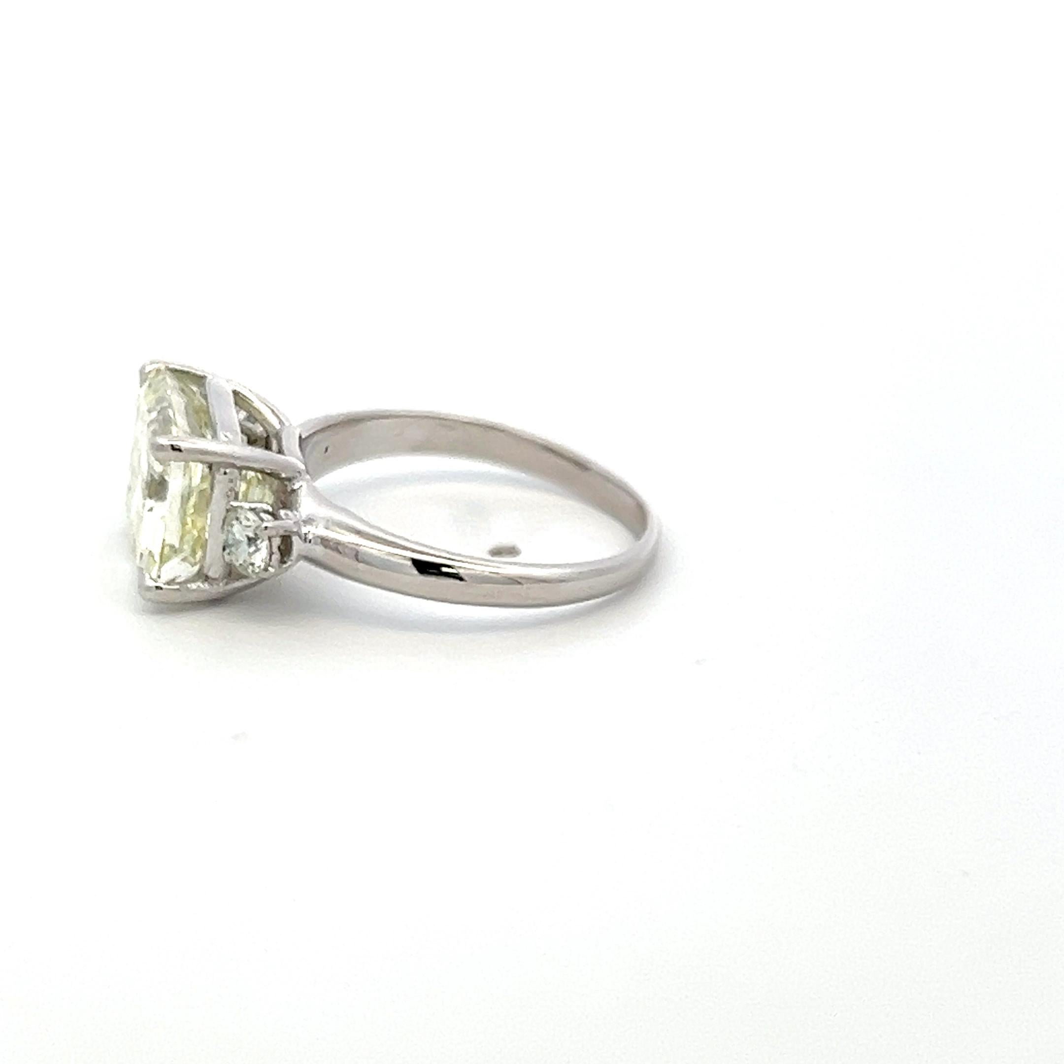 Anello di fidanzamento in platino con diamante rotondo e taglio smeraldo da 5,30 carati In condizioni buone in vendita a New York, NY