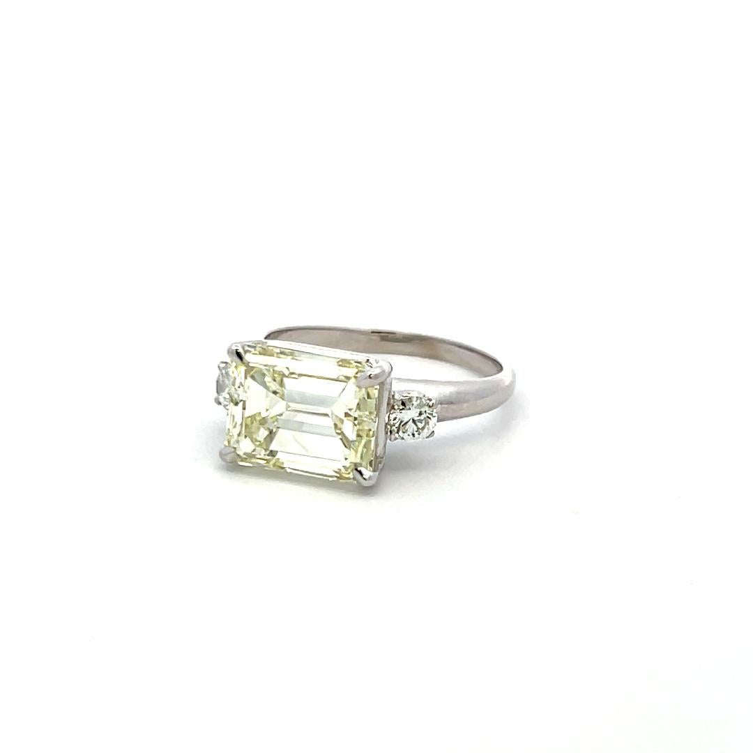 Anello di fidanzamento in platino con diamante rotondo e taglio smeraldo da 5,30 carati in vendita 1