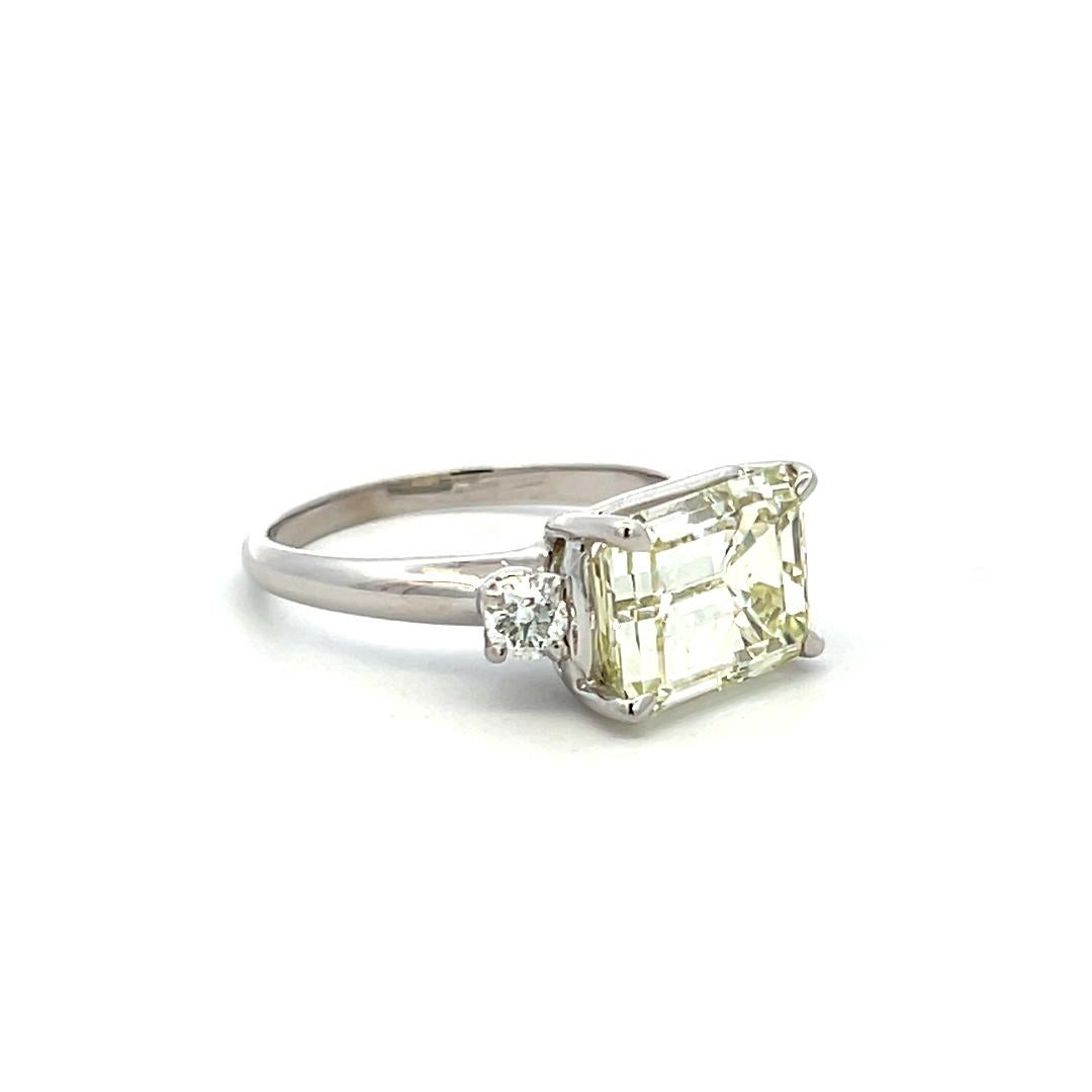 Anello di fidanzamento in platino con diamante rotondo e taglio smeraldo da 5,30 carati in vendita 2