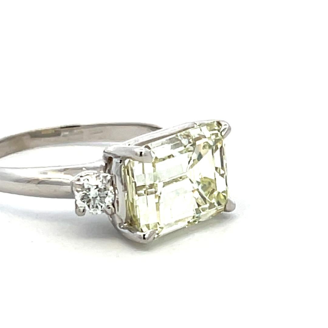 Anello di fidanzamento in platino con diamante rotondo e taglio smeraldo da 5,30 carati in vendita 3