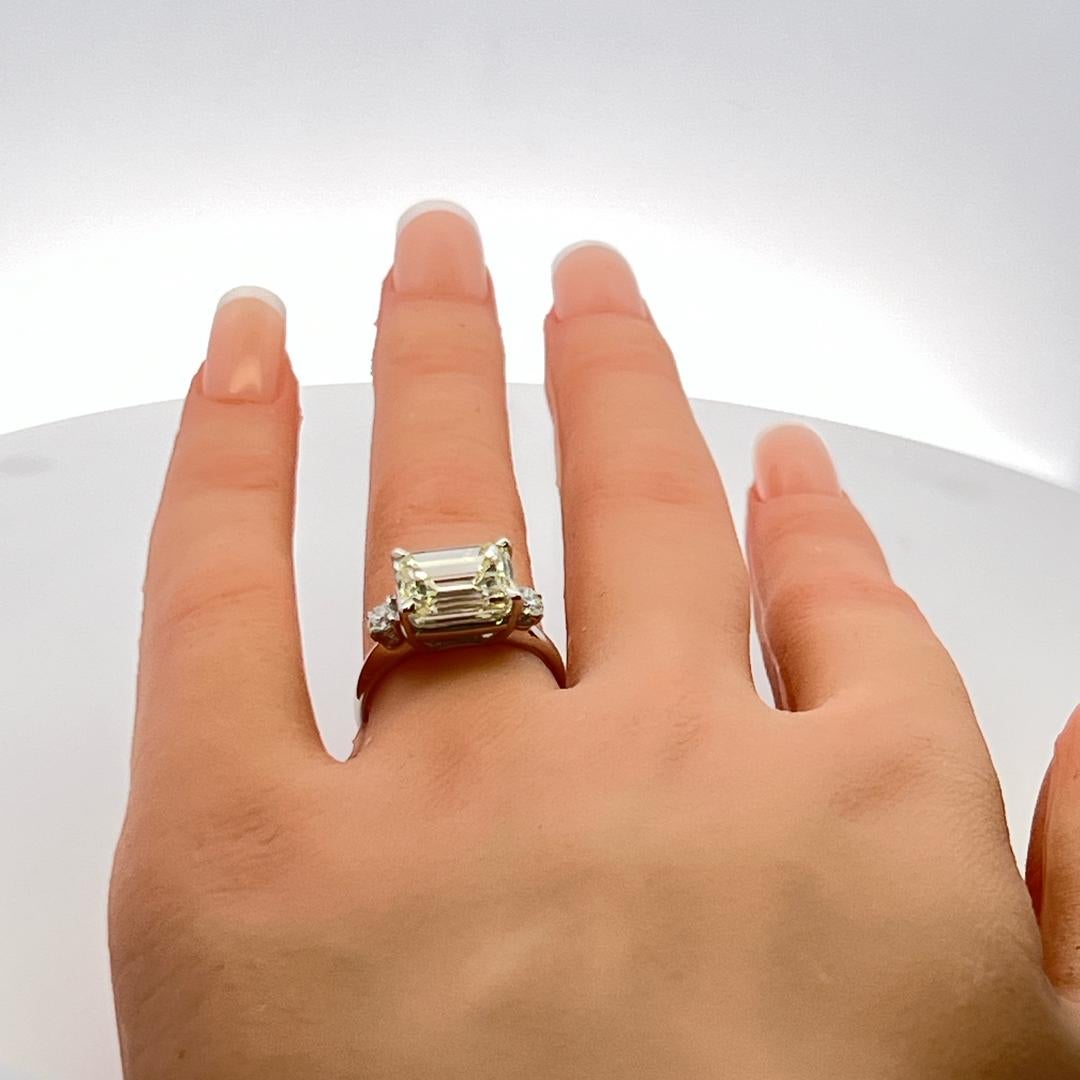 Anello di fidanzamento in platino con diamante rotondo e taglio smeraldo da 5,30 carati in vendita 4