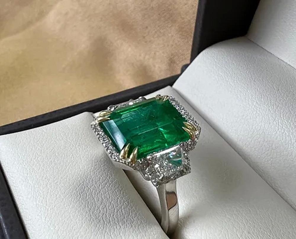 5.30 Carat Emerald halo three stone ring In New Condition For Sale In New York, NY