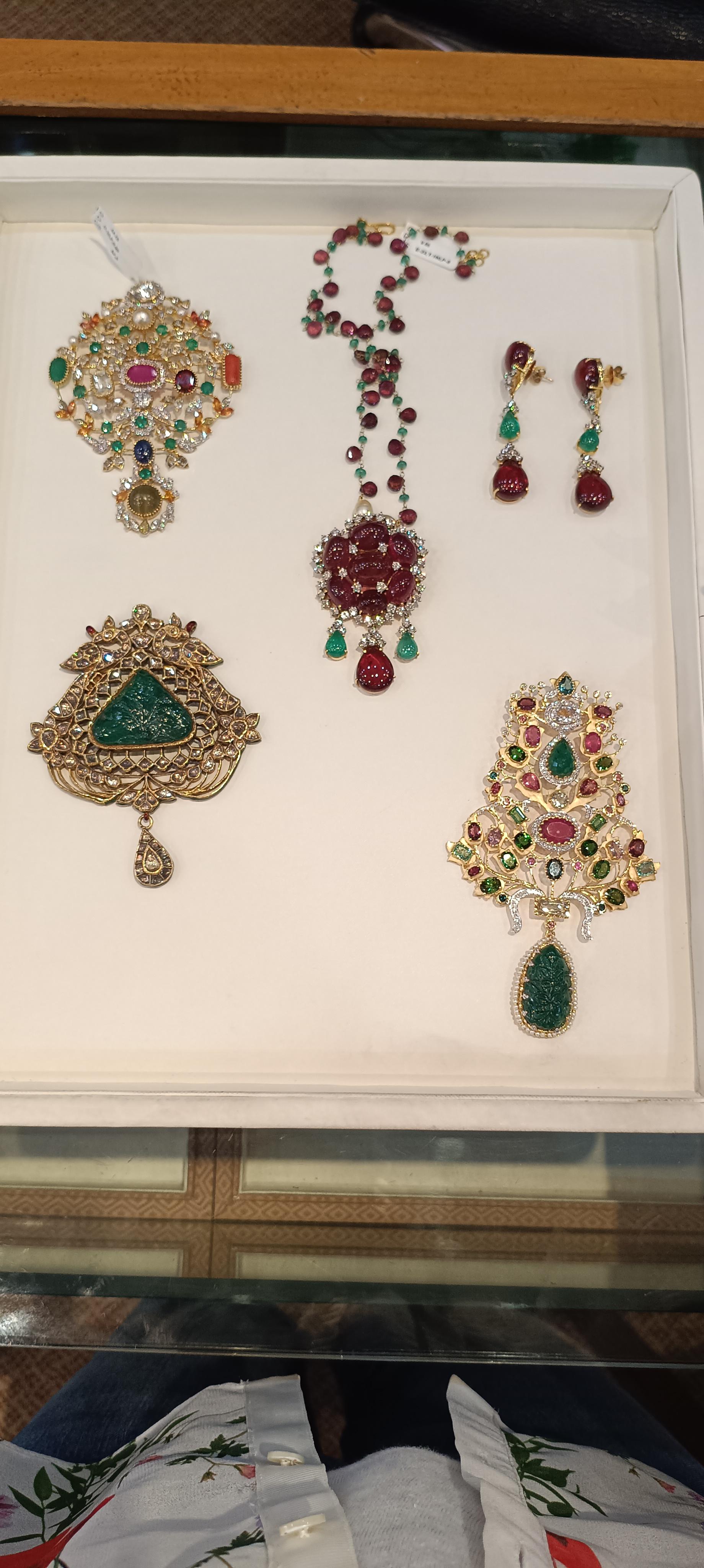 Collana in oro con diamanti e tormalina smeraldo da 530 carati in vendita 6