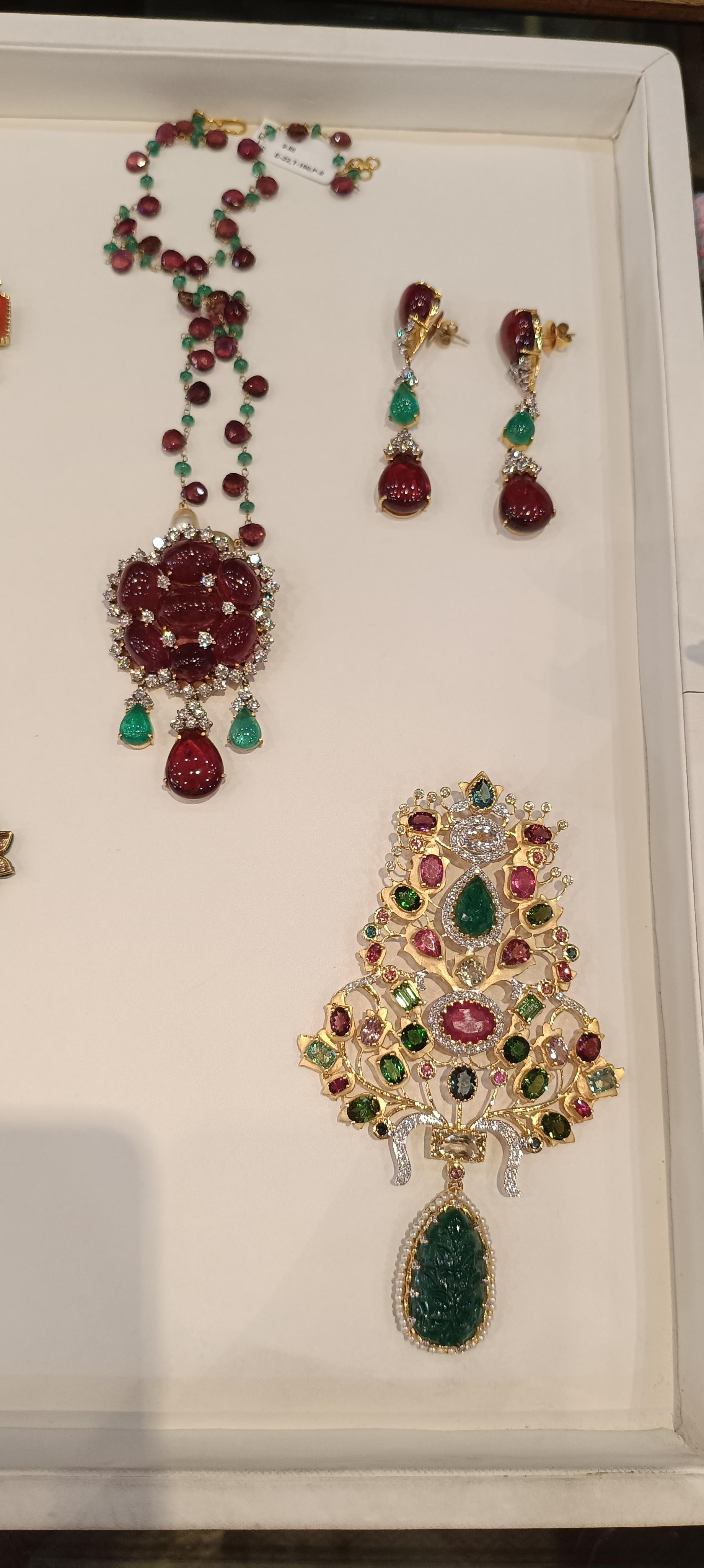 Collana in oro con diamanti e tormalina smeraldo da 530 carati in vendita 2