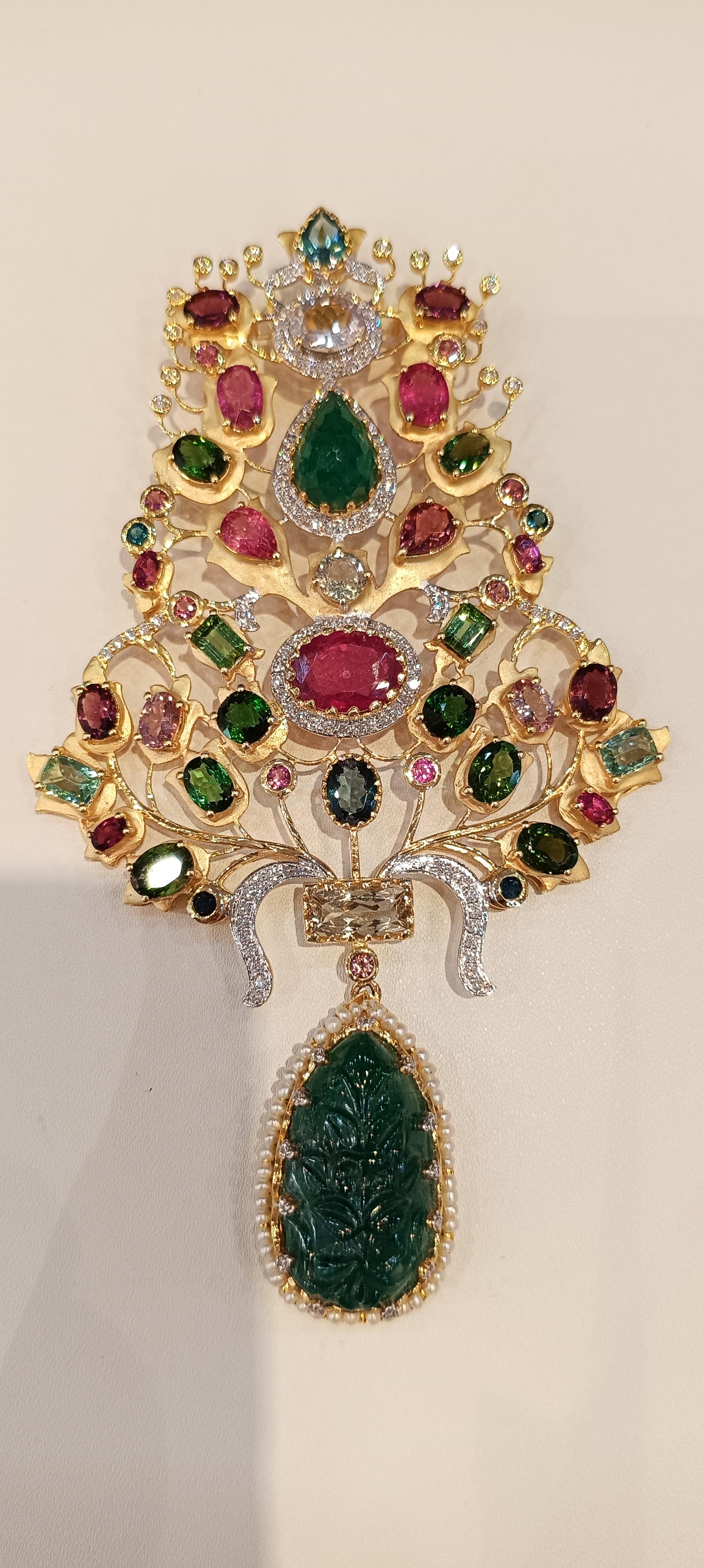 530 carati Collana in oro con diamanti e tormalina smeraldo, oro 14k Bellissima collana realizzata a mano con motivo a leone nella chiusura
Peso lordo- 68,63                
Daimond 2.77  carati            
Smeraldo 523,48  carati
Tormalina 36,75 