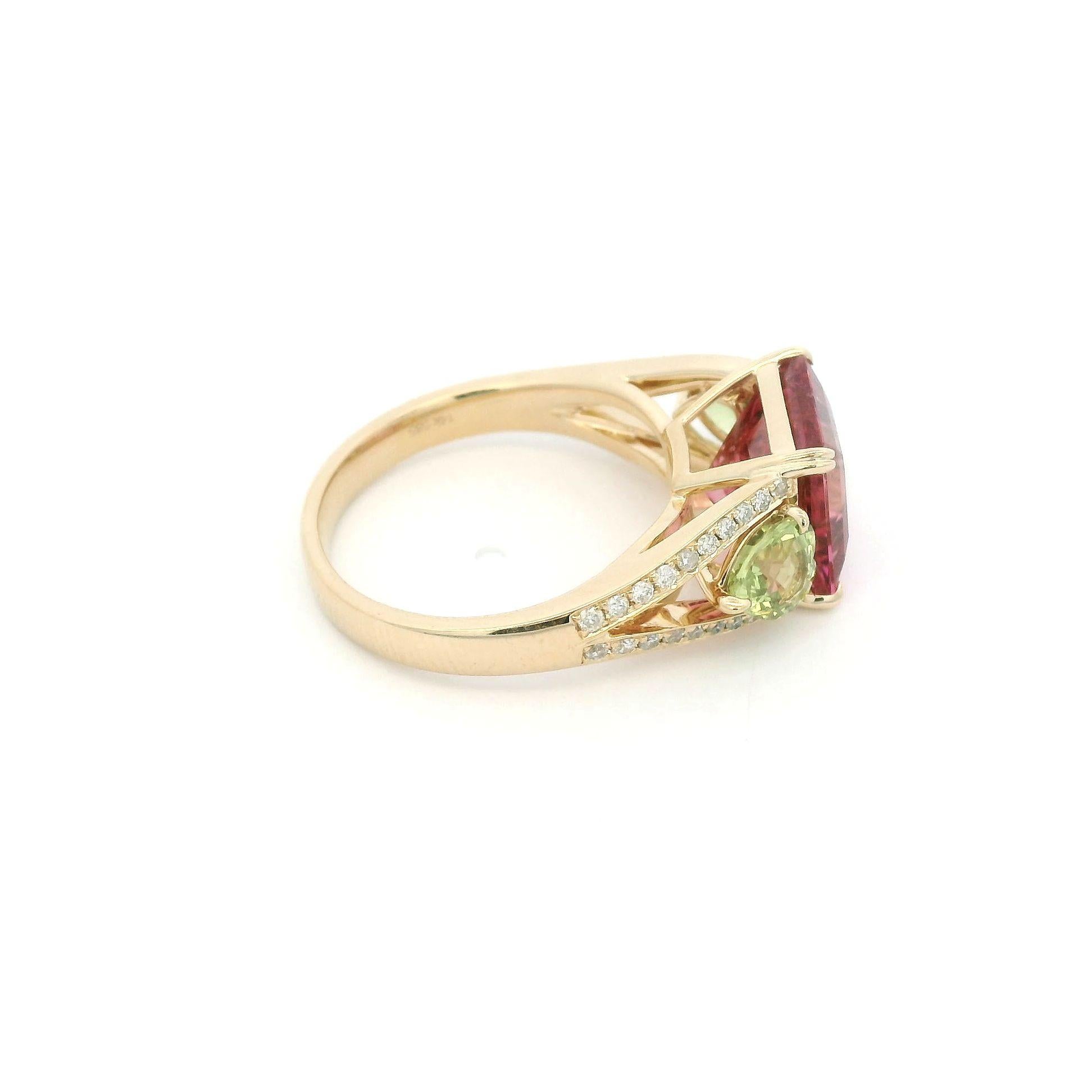 5.30 Carat Green Tourmaline and Diamond Ring in 18K Yellow Gold For Sale 1