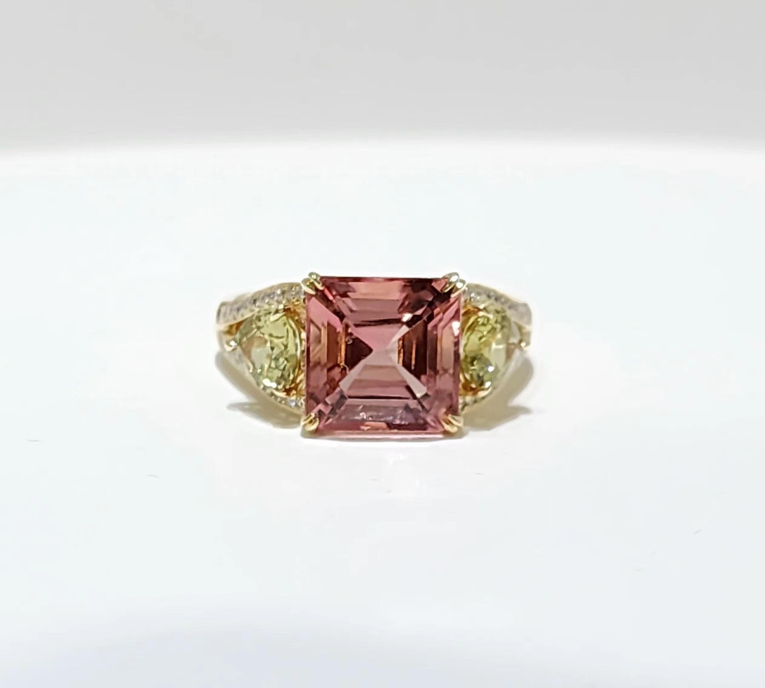Contemporary 5.30 Carat Green Tourmaline and Diamond Ring in 18K Yellow Gold For Sale
