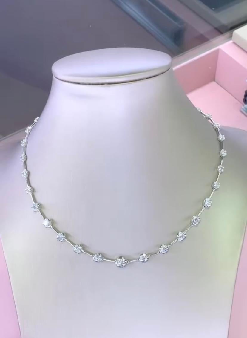 Un collier de diamants exquis, au design contemporain, au style si particulier et original.
Ajoutez une touche de lumière et rehaussez votre beauté intemporelle.
Magnifique pièce en or 18k sertie de diamants Nature de 5,30 carats, de forme parfaite,
