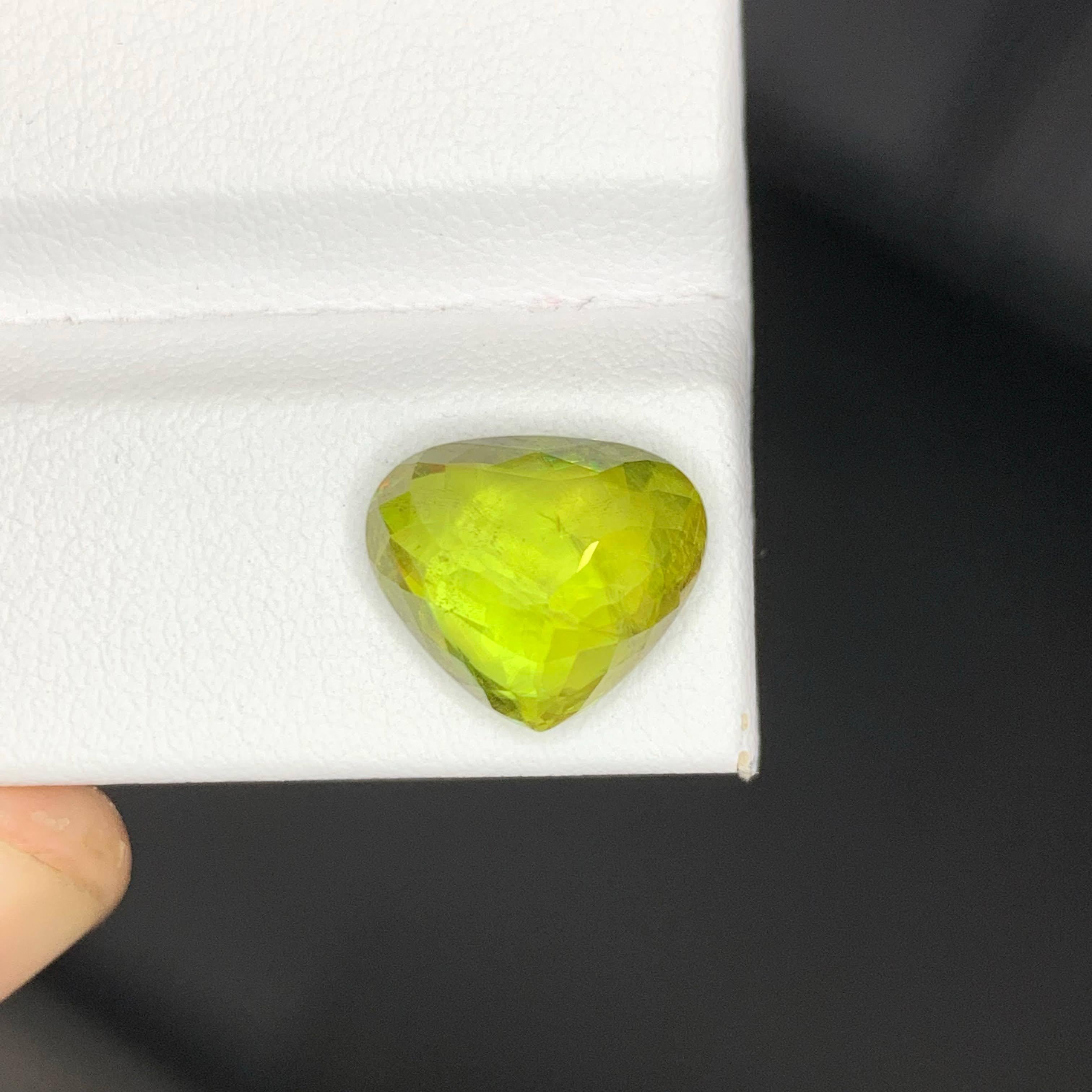 Moderno 5,30 carati di Greene & Greene Stone naturale sciolto con taglio a cuore Gemma del Madagascar in vendita