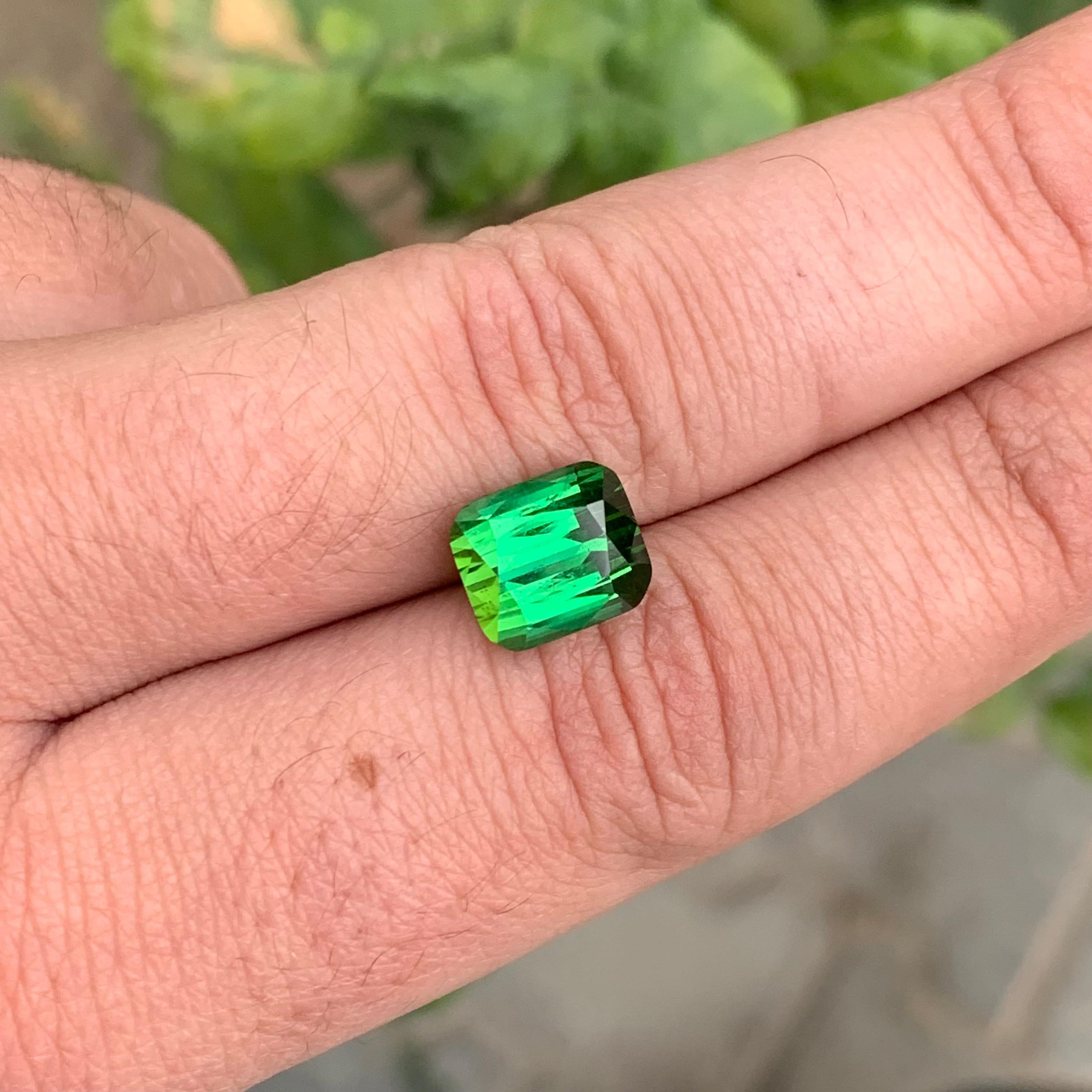 5.30 Carat Natural Loose Green Tourmaline Cushion Shape Gemstone (Tourmaline verte en forme de coussin) en vente 4