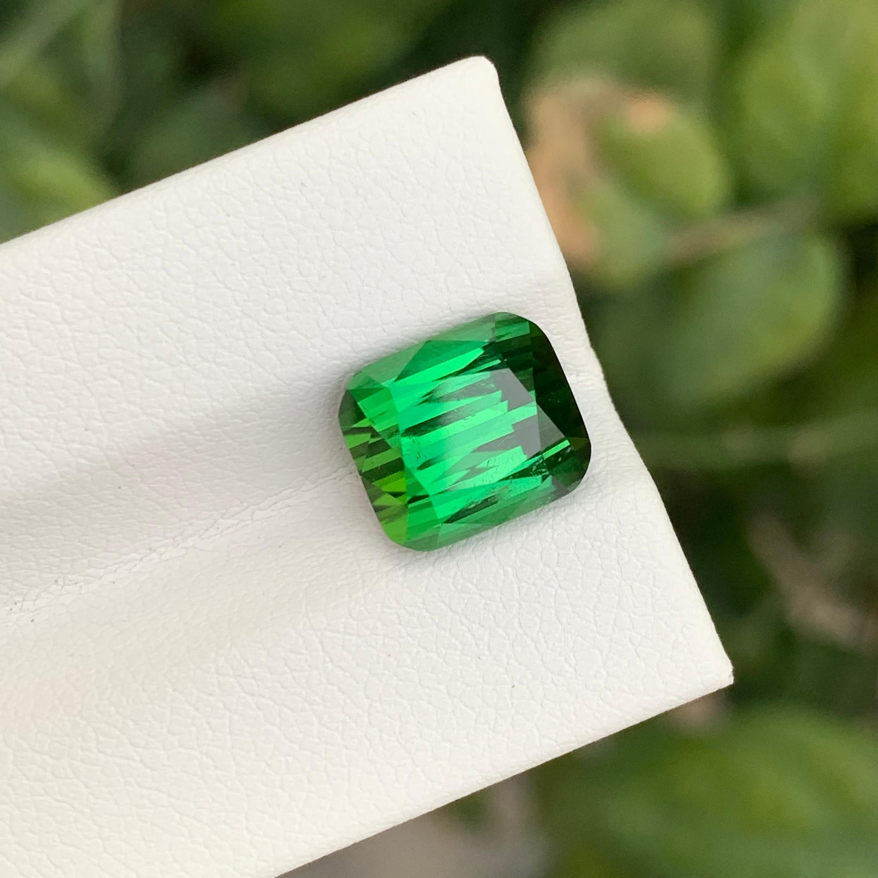 Arts and Crafts 5.30 Carat Natural Loose Green Tourmaline Cushion Shape Gemstone (Tourmaline verte en forme de coussin) en vente