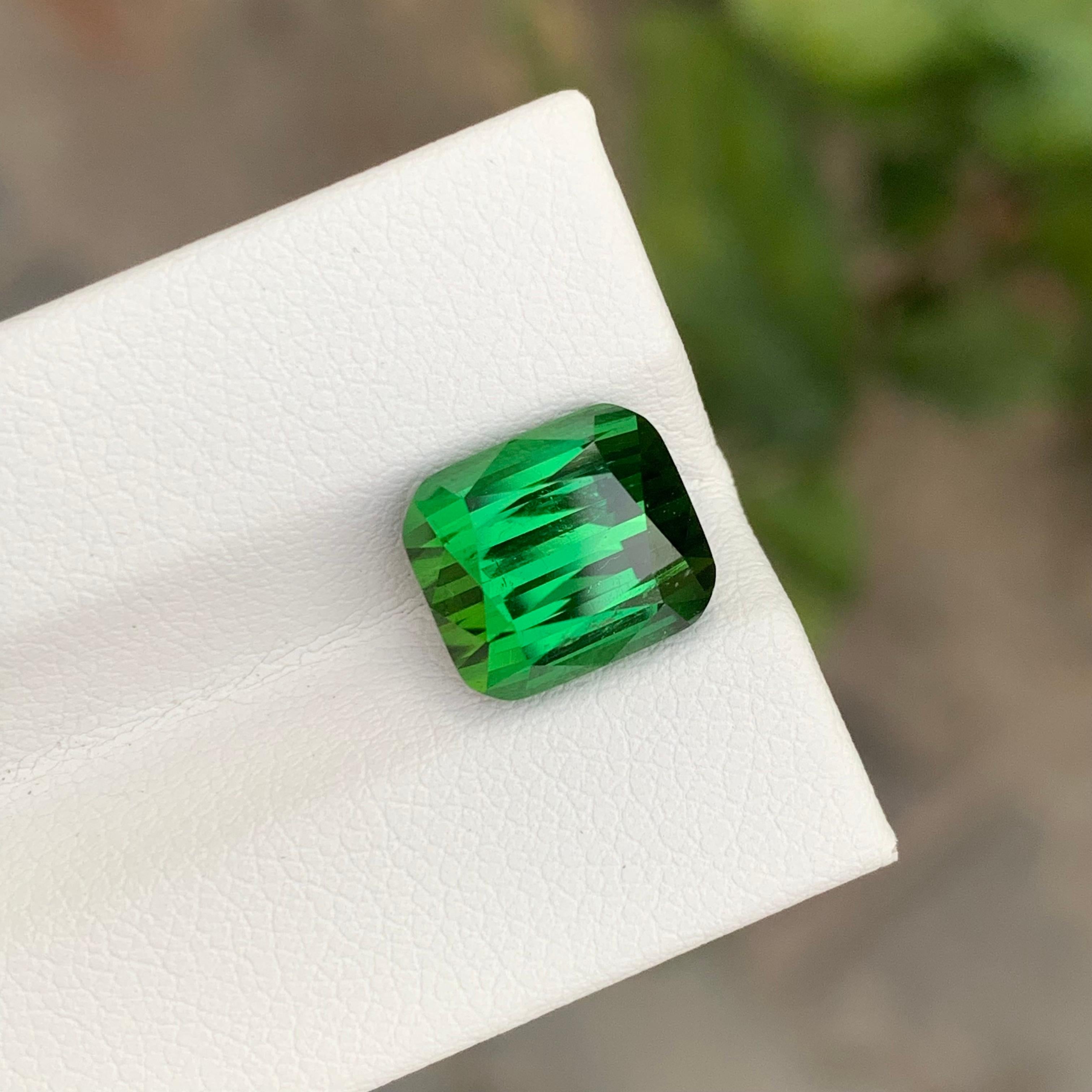 Taille coussin 5.30 Carat Natural Loose Green Tourmaline Cushion Shape Gemstone (Tourmaline verte en forme de coussin) en vente