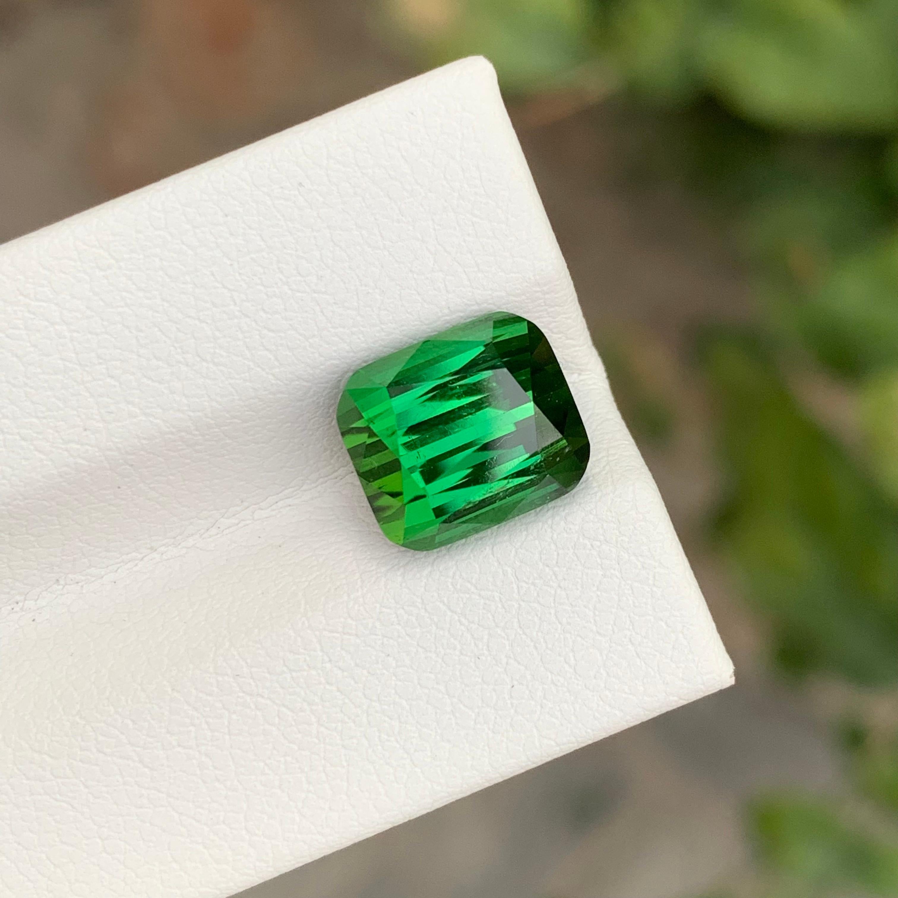 5.30 Carat Natural Loose Green Tourmaline Cushion Shape Gemstone (Tourmaline verte en forme de coussin) Unisexe en vente