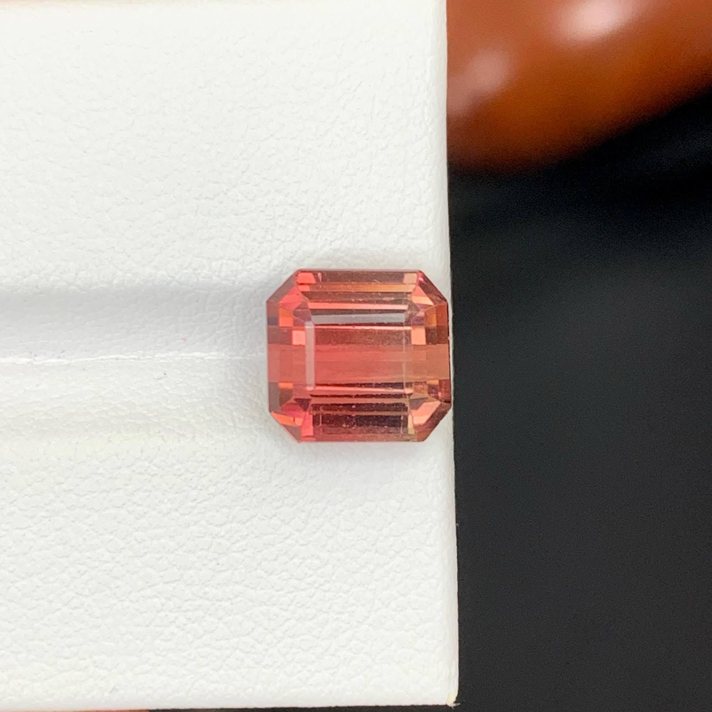 Peso 5,30 carati 
Dimensioni 9.2x8.7x7.3mm
Trattamento Nessuno 
Origine Africa 
Pulizia degli occhi di chiarezza 
Forma Taglio Smeraldo 




Questa tormalina rosa pesca naturale da 5,30 carati presenta una tonalità calda e femminile, che mescola