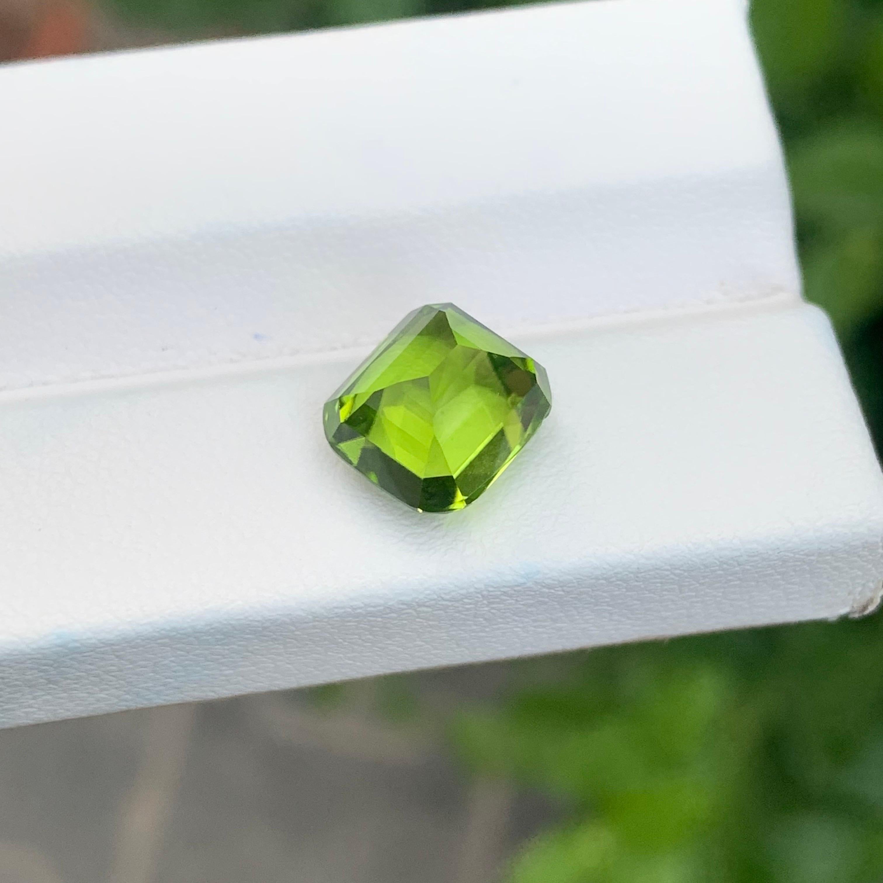 5.30 Karat natürlicher loser Peridot Cushion Shape Edelstein im Angebot 4