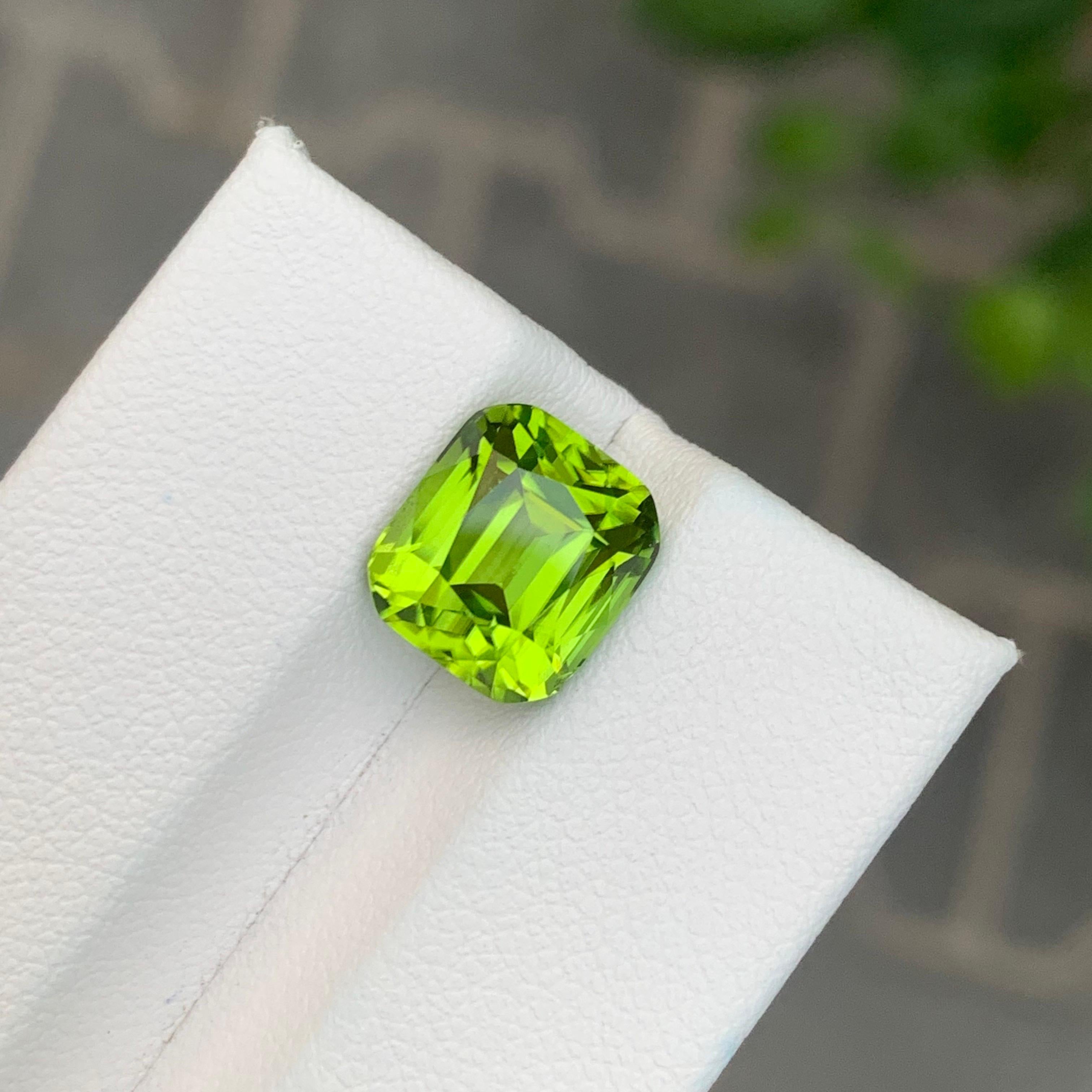 5.30 Karat natürlicher loser Peridot Cushion Shape Edelstein (Kissenschliff) im Angebot