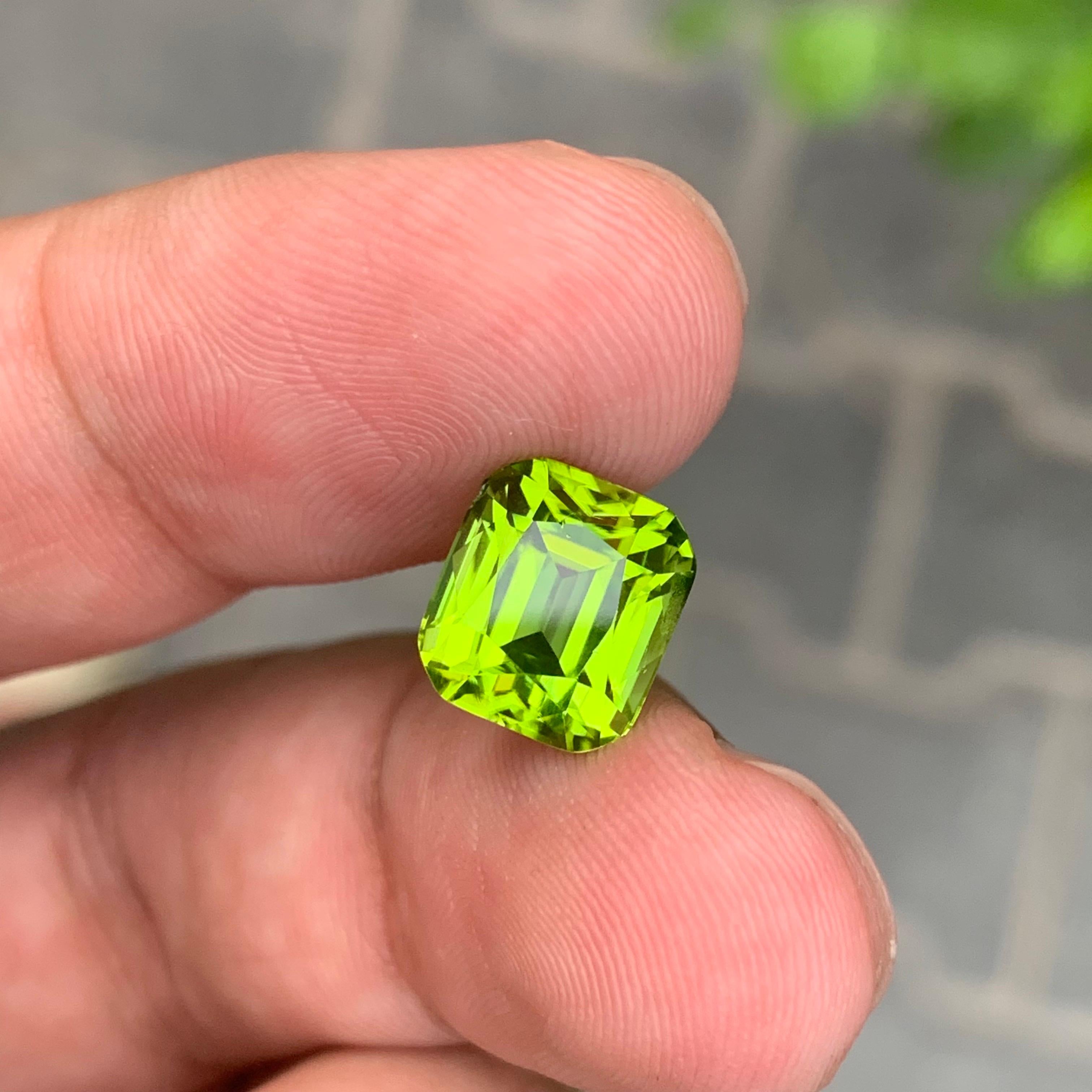 5.30 Karat natürlicher loser Peridot Cushion Shape Edelstein im Angebot 1