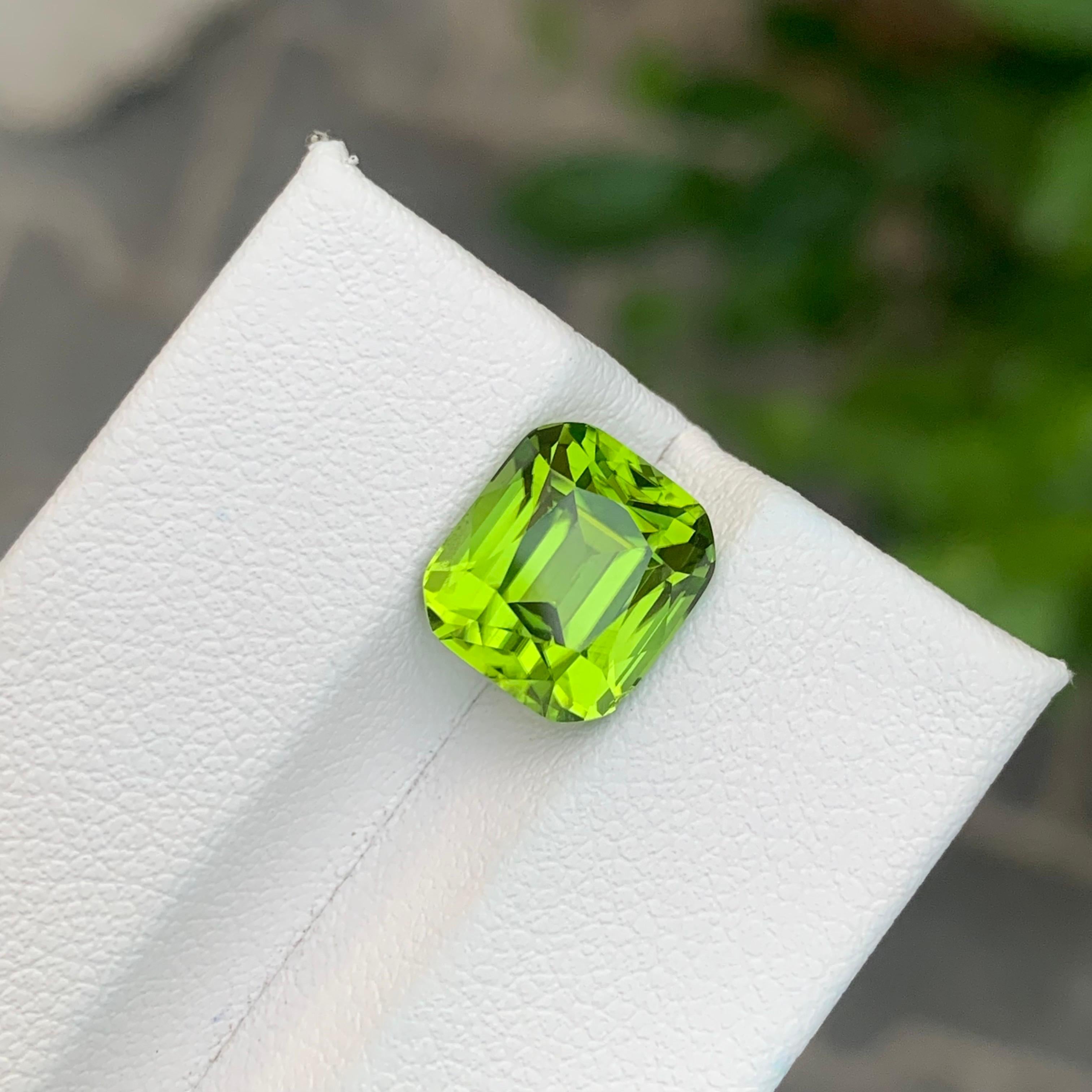 5.30 Karat natürlicher loser Peridot Cushion Shape Edelstein im Angebot 3