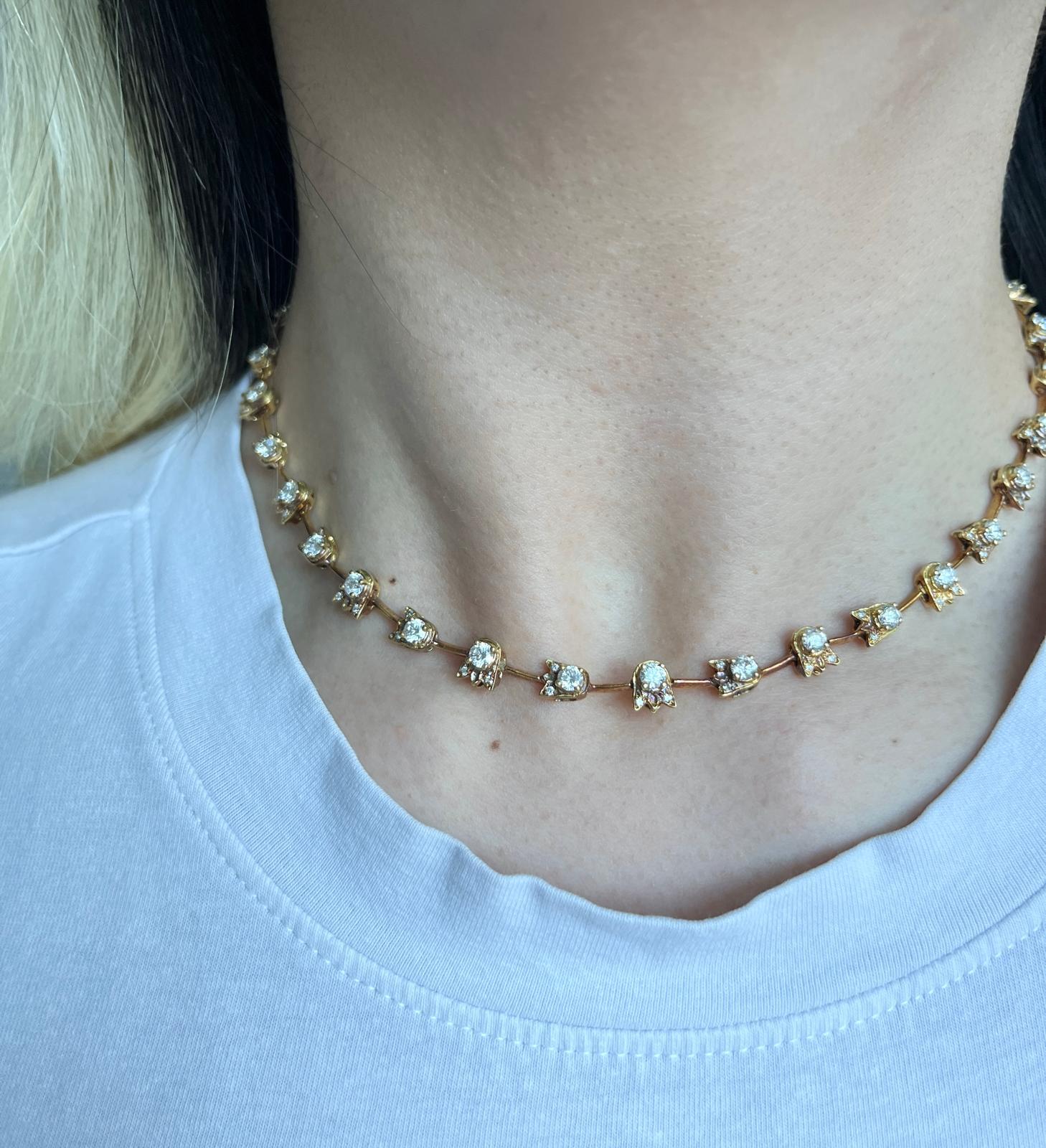  splendida collana da 5,3 carati realizzata dal famoso designer svizzero Henmann de Suisse. Realizzato in lussuoso oro giallo 18 carati, questo pezzo senza tempo irradia eleganza e raffinatezza. Perfetto per chi apprezza l'artigianato e i gioielli