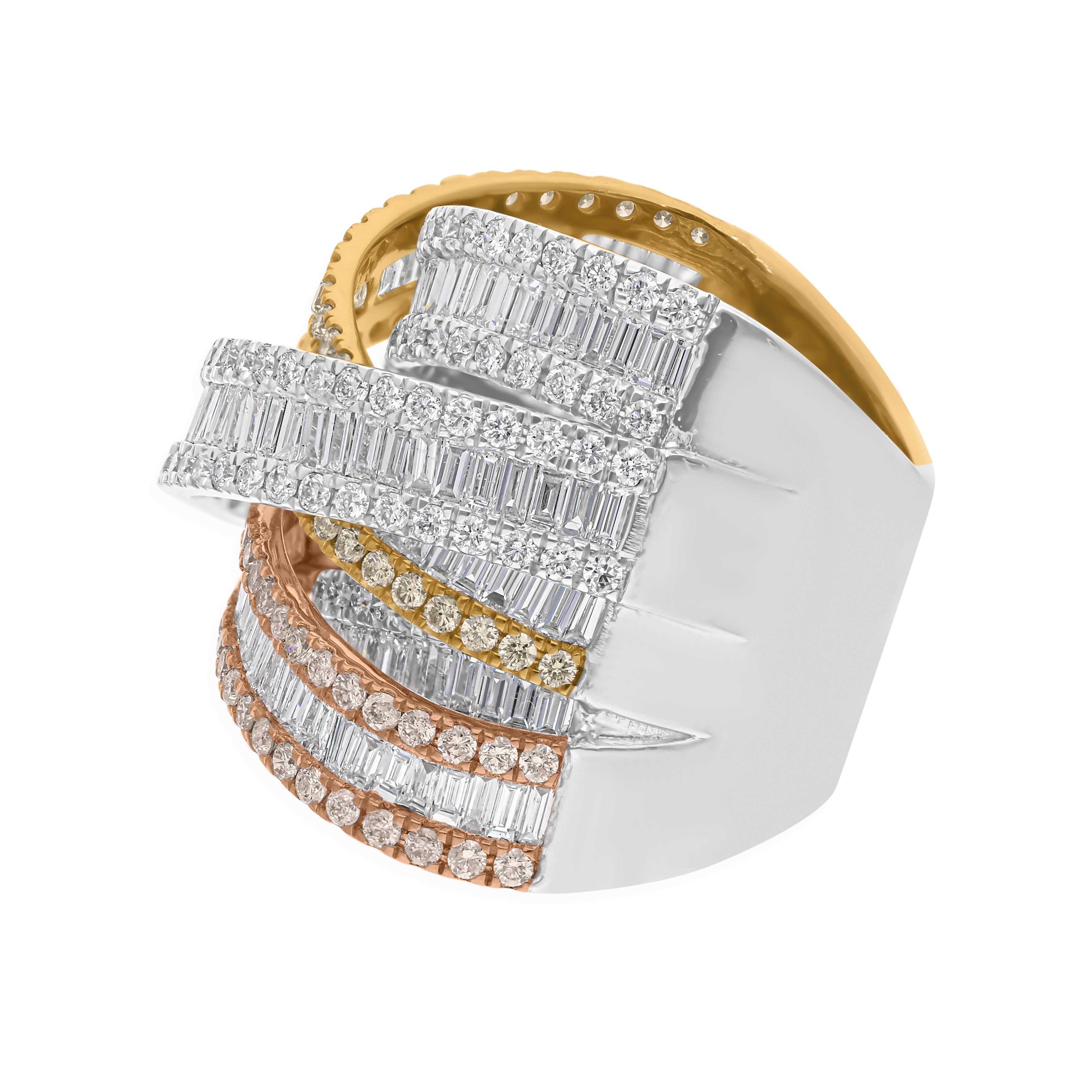 Bague enveloppante en or jaune et blanc 18 carats avec diamants ronds baguettes SI/H de 5,30 carats Neuf - En vente à Diera, Dubai