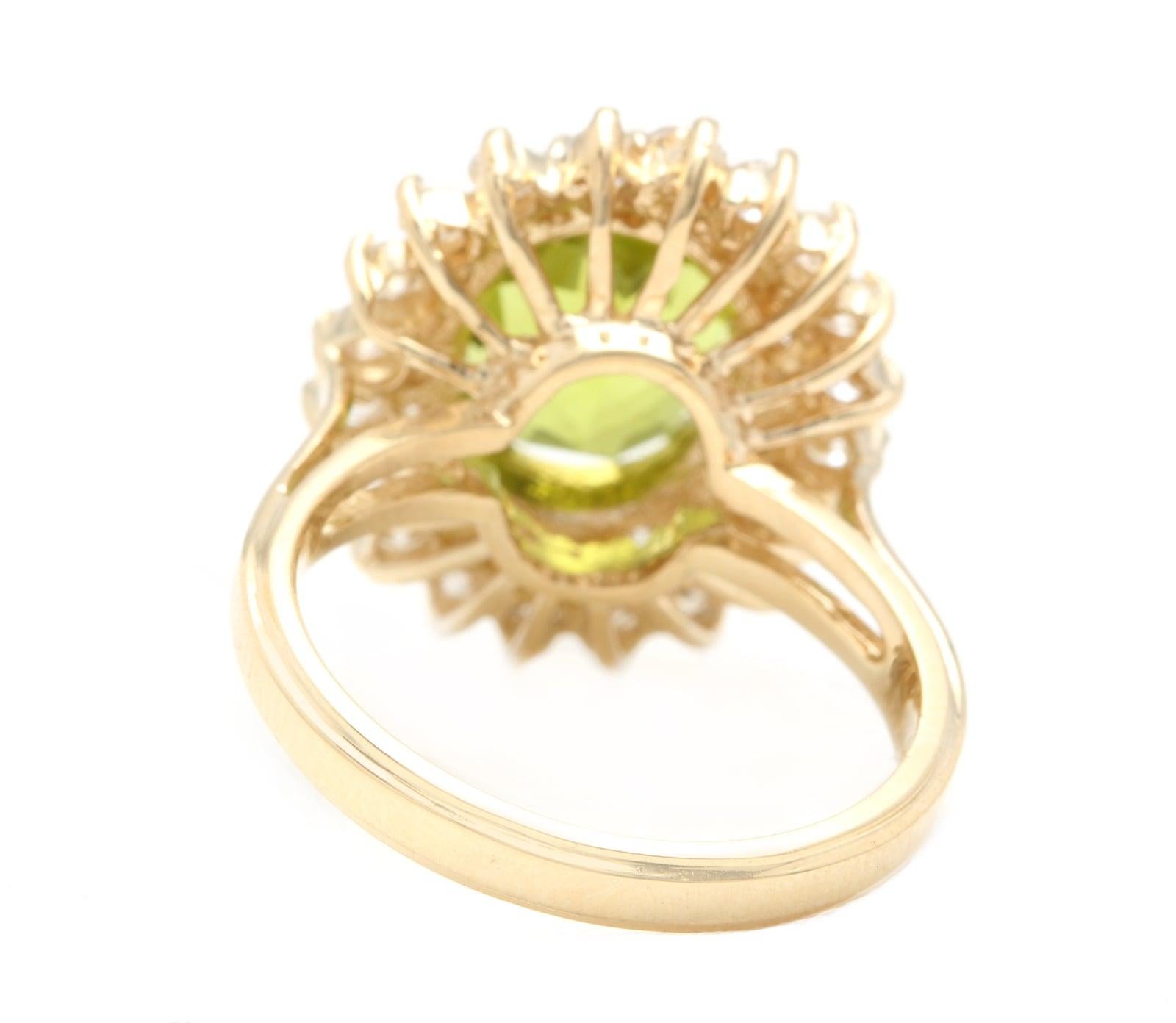 5.30 Carats Impressive Natural Peridot and Diamond 14K Yellow Gold Ring In New Condition For Sale In Los Angeles, CA