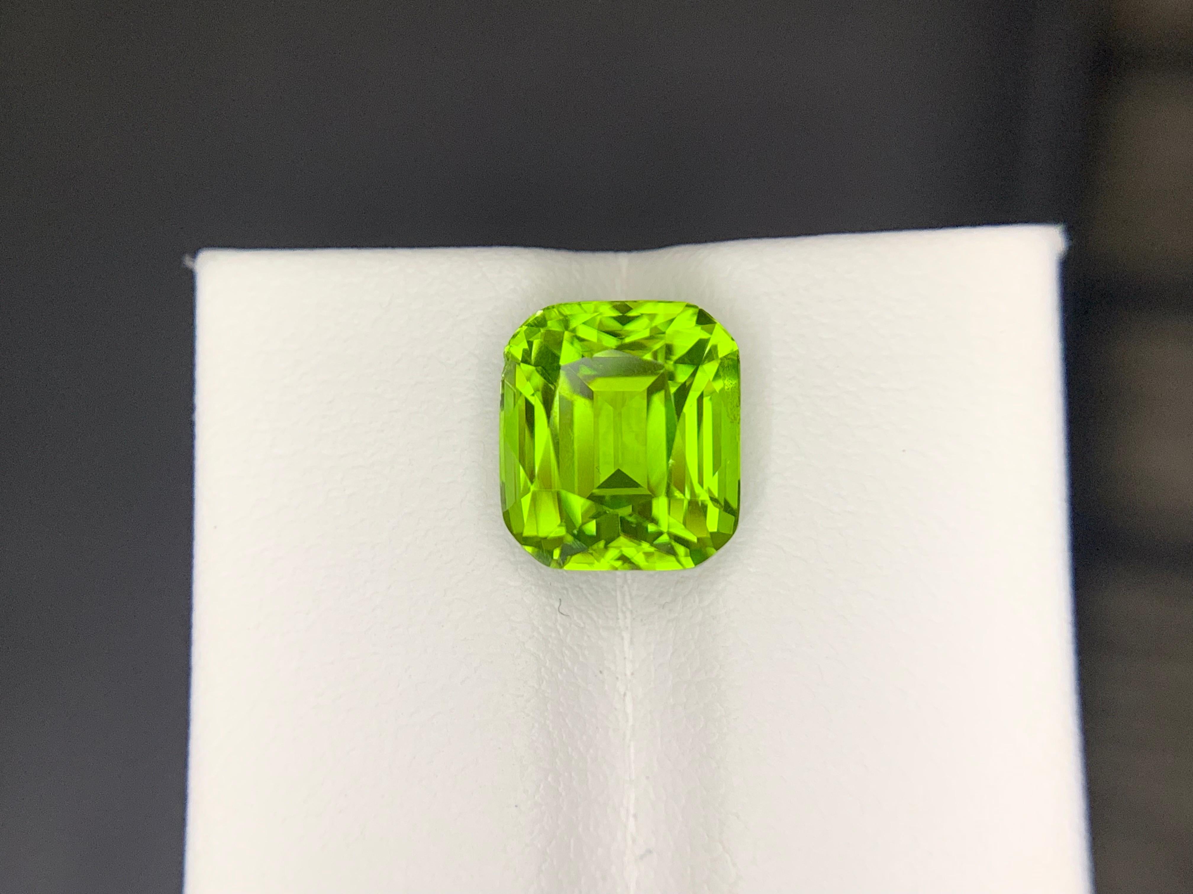 5.30 Carats Loose Peridot Natural Cushion Cut Gemstone (Kissenschliff) im Angebot