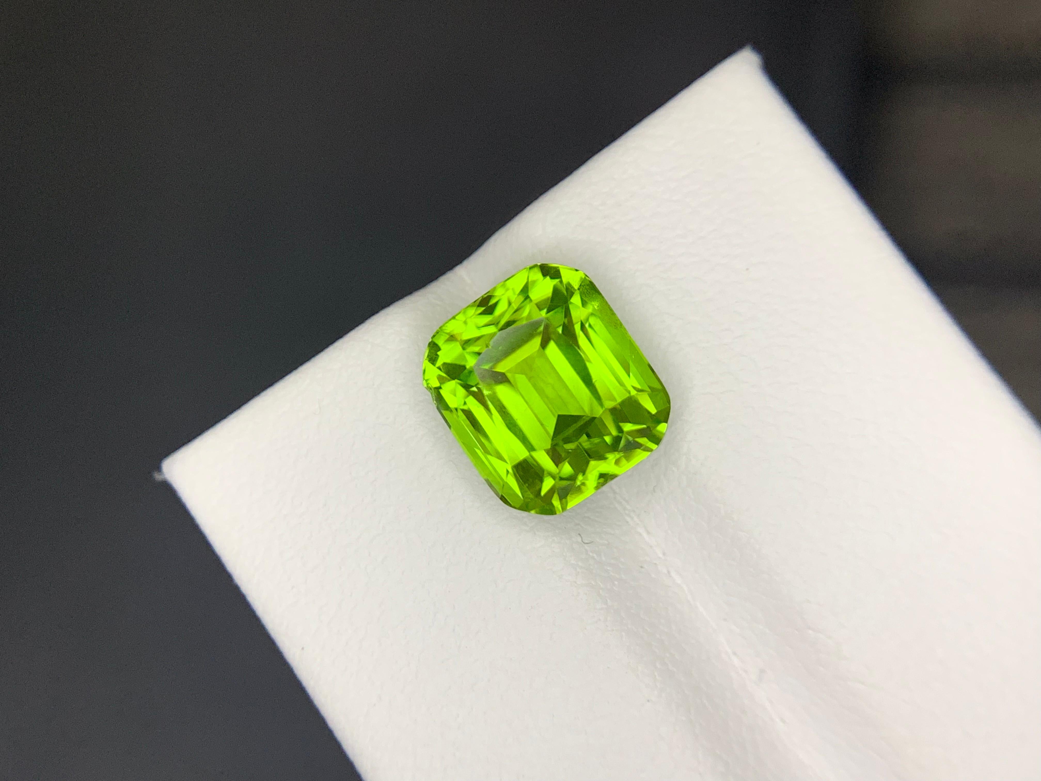 5.30 Carats Loose Peridot Natural Cushion Cut Gemstone im Angebot 1