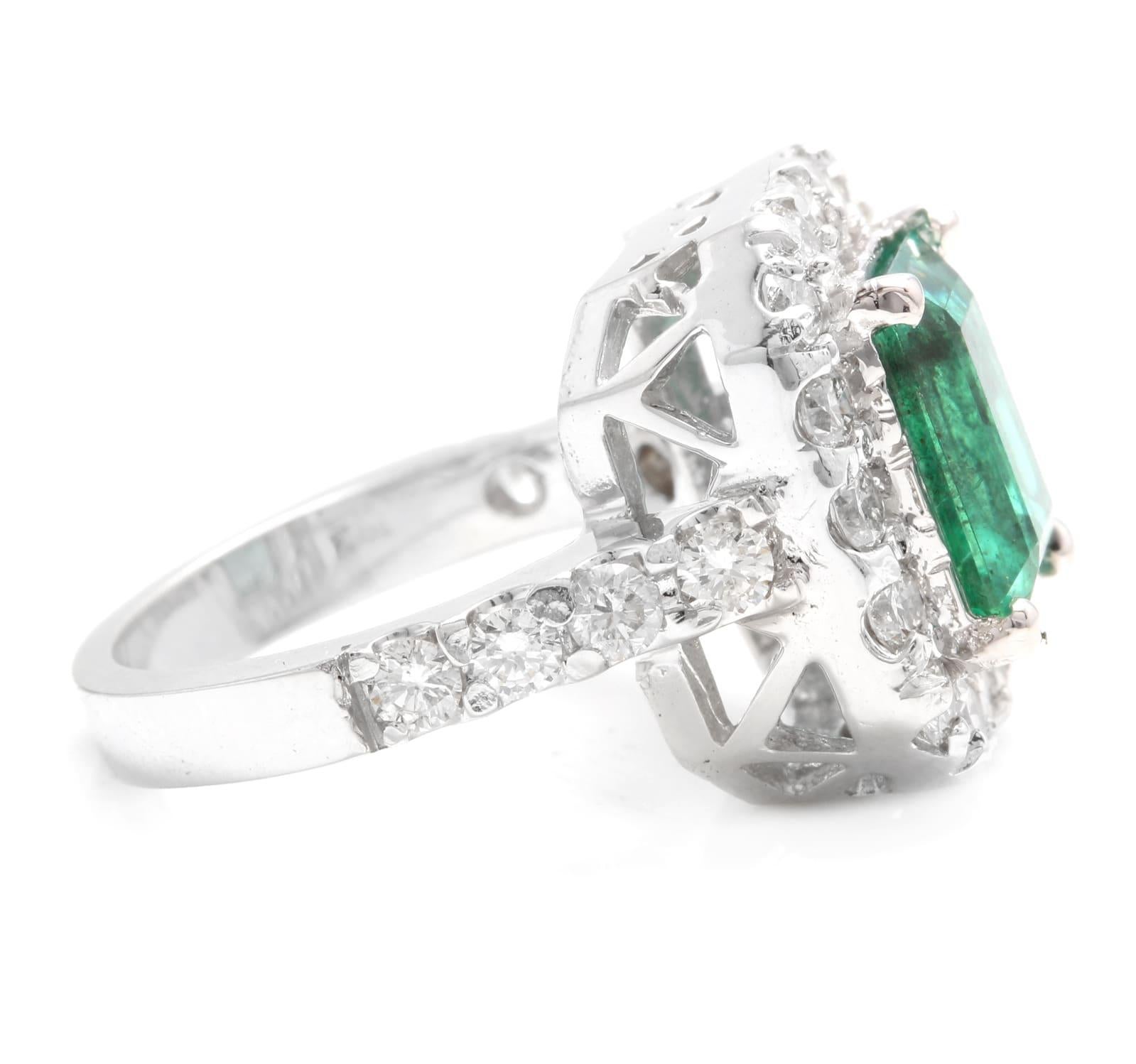 Ring mit 5,30 Karat natürlichem Smaragd und Diamant aus 14 Karat massivem Weißgold (Rundschliff) im Angebot