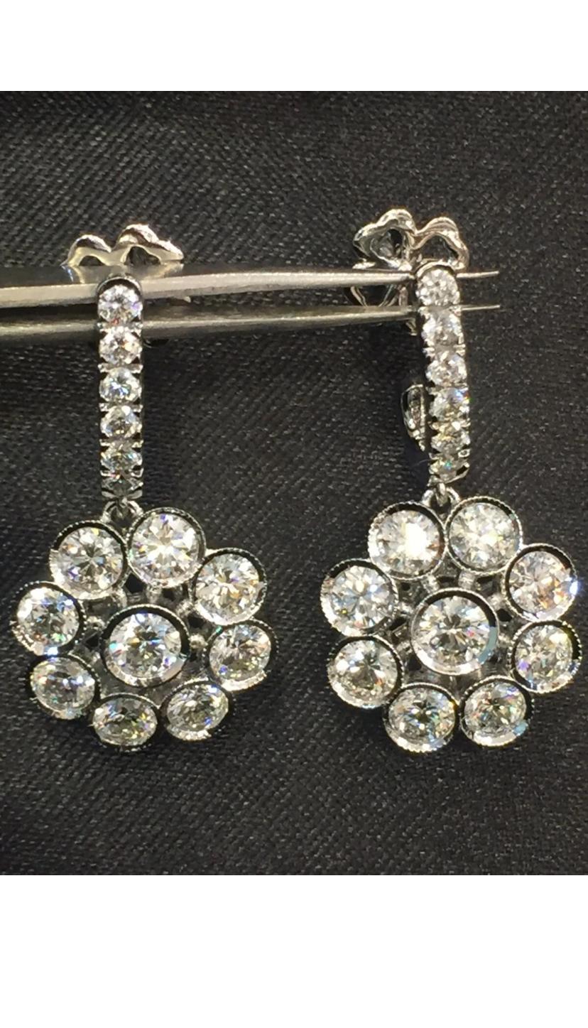 Un paio di orecchini di diamanti con un adorabile disegno di fiori, realizzati con particolare attenzione a tutti i dettagli. 
Eleva la tua bellezza senza tempo e aggiungi un tocco di raffinatezza e charme al tuo look.
Gli splendidi orecchini sono