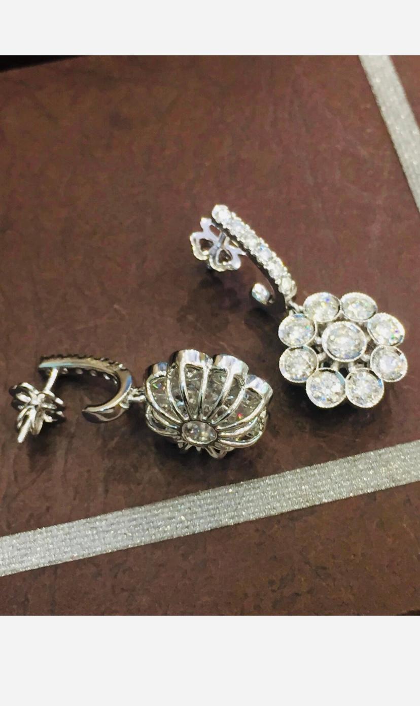 Taglio rotondo Orecchini a fiore in oro 14K con diamanti tondi brillanti da 5,30 carati in vendita