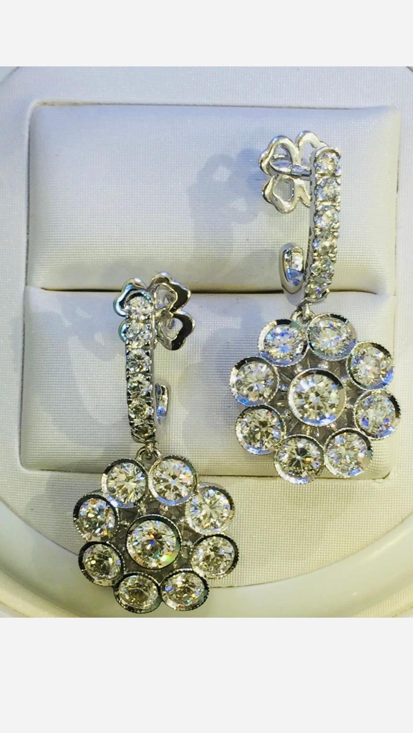 Orecchini a fiore in oro 14K con diamanti tondi brillanti da 5,30 carati In condizioni Nuovo in vendita a New Delhi, Delhi