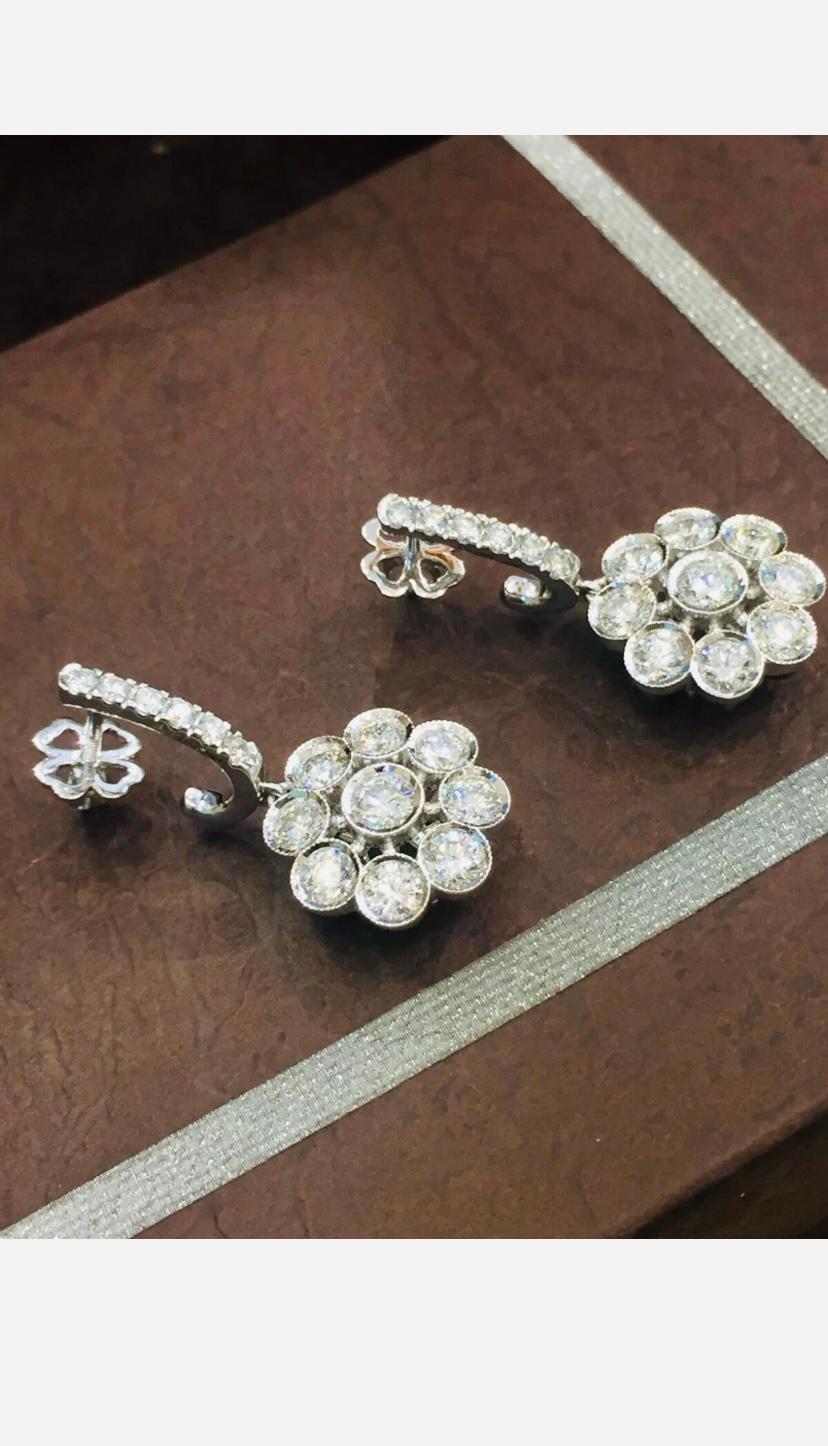 Donna Orecchini a fiore in oro 14K con diamanti tondi brillanti da 5,30 carati in vendita
