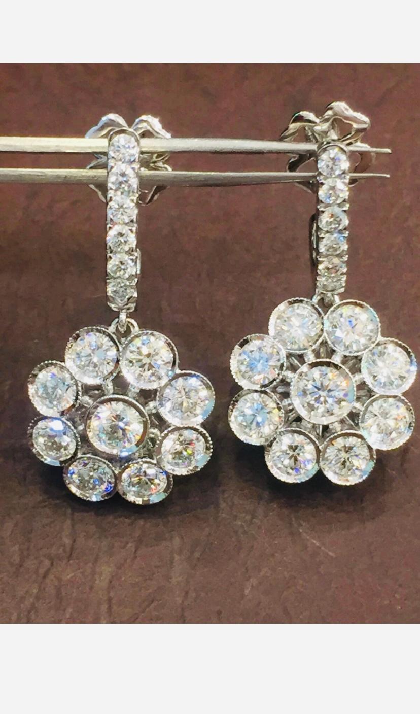 Orecchini a fiore in oro 14K con diamanti tondi brillanti da 5,30 carati in vendita 2