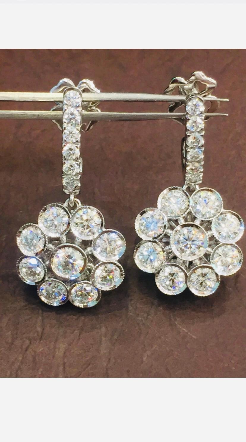 Orecchini a fiore in oro 14K con diamanti tondi brillanti da 5,30 carati in vendita 3