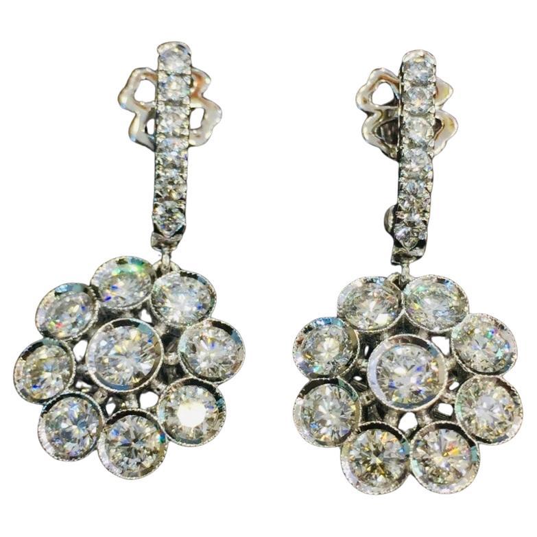 Orecchini a fiore in oro 14K con diamanti tondi brillanti da 5,30 carati