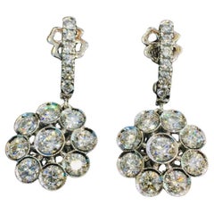 Orecchini a fiore in oro 14K con diamanti tondi brillanti da 5,30 carati