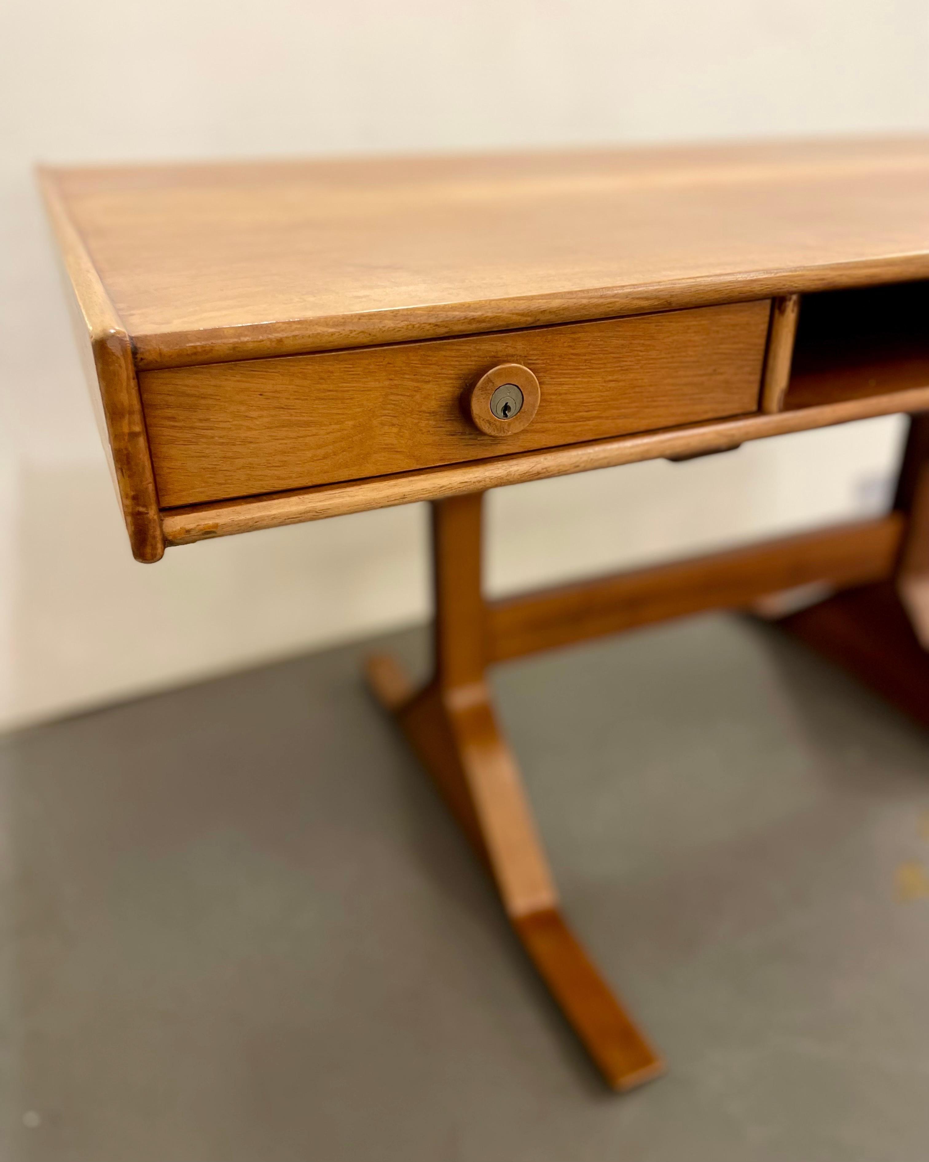 Metà XX secolo 530 Series, Desk, by Gianfranco Frattini for Bernini, Italy, 1960s in vendita