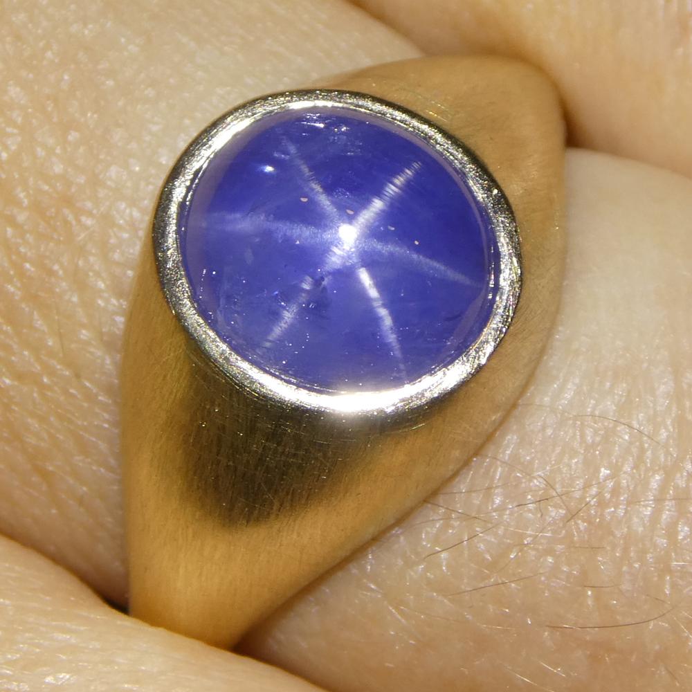 Scopri l'eleganza e la bellezza celestiale di questo anello con zaffiro blu da 5,30 carati in oro giallo 14k. Il pezzo forte di questo straordinario gioiello è uno zaffiro blu naturale, tagliato in un cabochon ovale e liscio che mette perfettamente