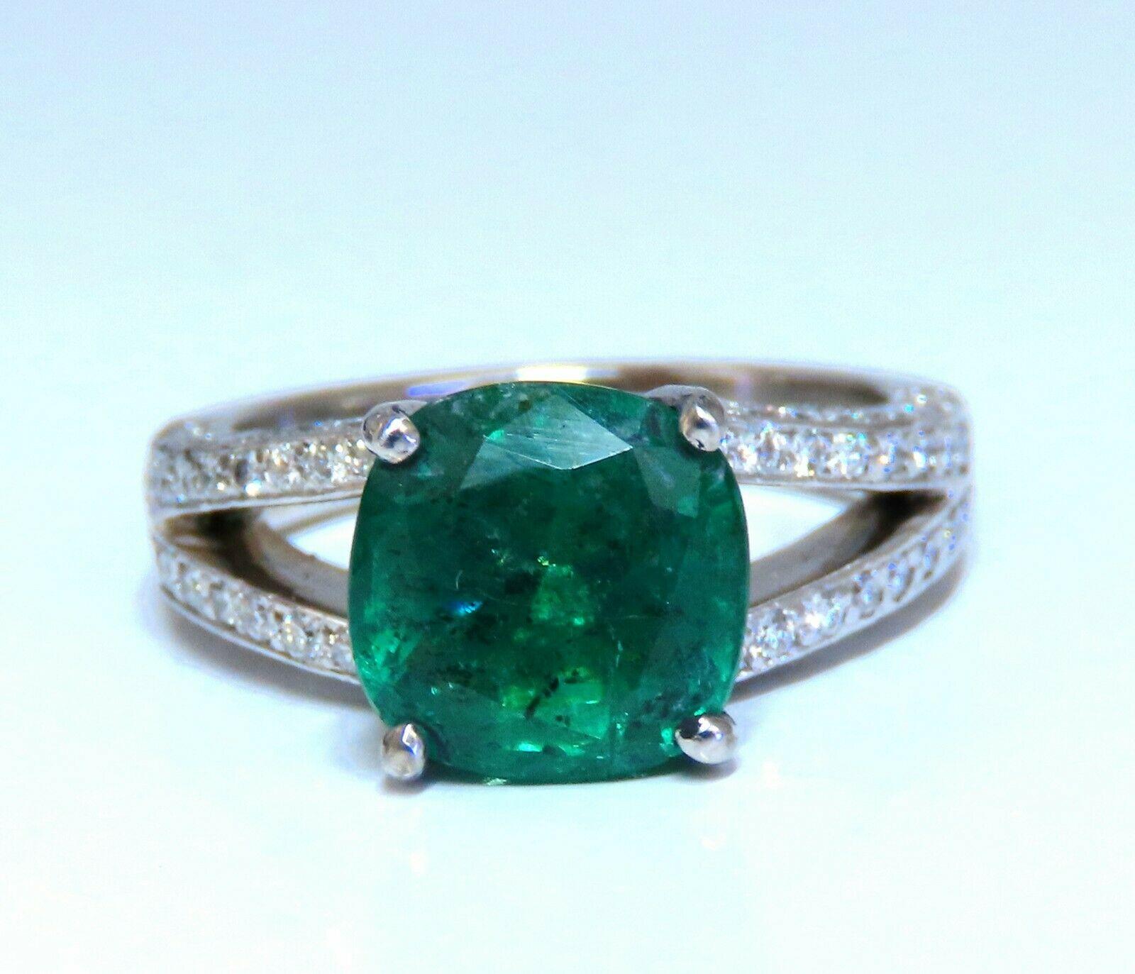 5,30 Karat natürlicher Smaragd im Kissenschliff Diamanten Ring Platin geteilte Schiene fein grün im Zustand „Neu“ im Angebot in New York, NY