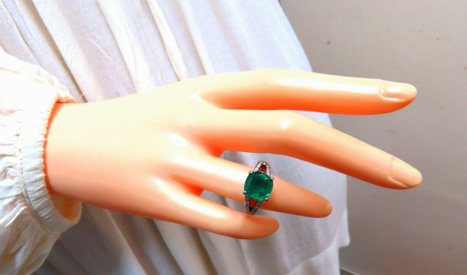 5,30 Karat natürlicher Smaragd im Kissenschliff Diamanten Ring Platin geteilte Schiene fein grün im Angebot 3