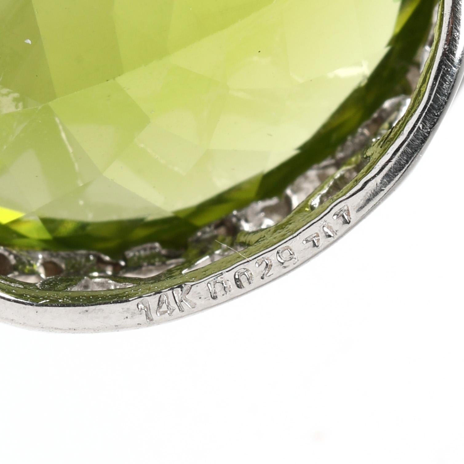 Taille ovale Collier pendentif halo en or blanc 14 carats, péridot et diamant, 5,30ctw, longueur 16 pouces en vente
