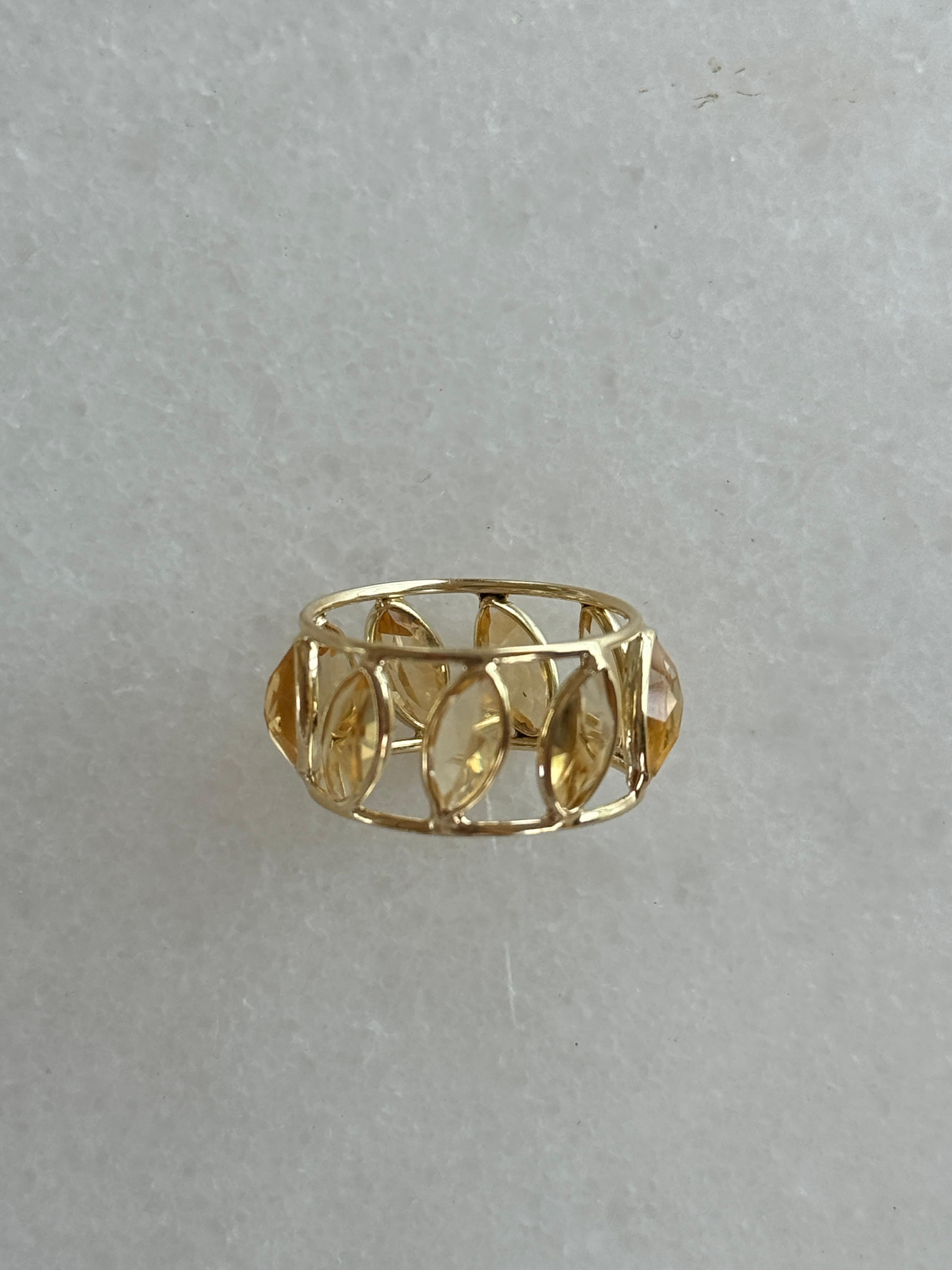 Ce magnifique bracelet d'éternité en citrine est composé de 9 pierres précieuses en citrine taillées en marquise. Elles sont serties en or jaune 14 carats et en diagonale afin que les pierres affichent un maximum d'éclat lorsqu'elles sont portées.