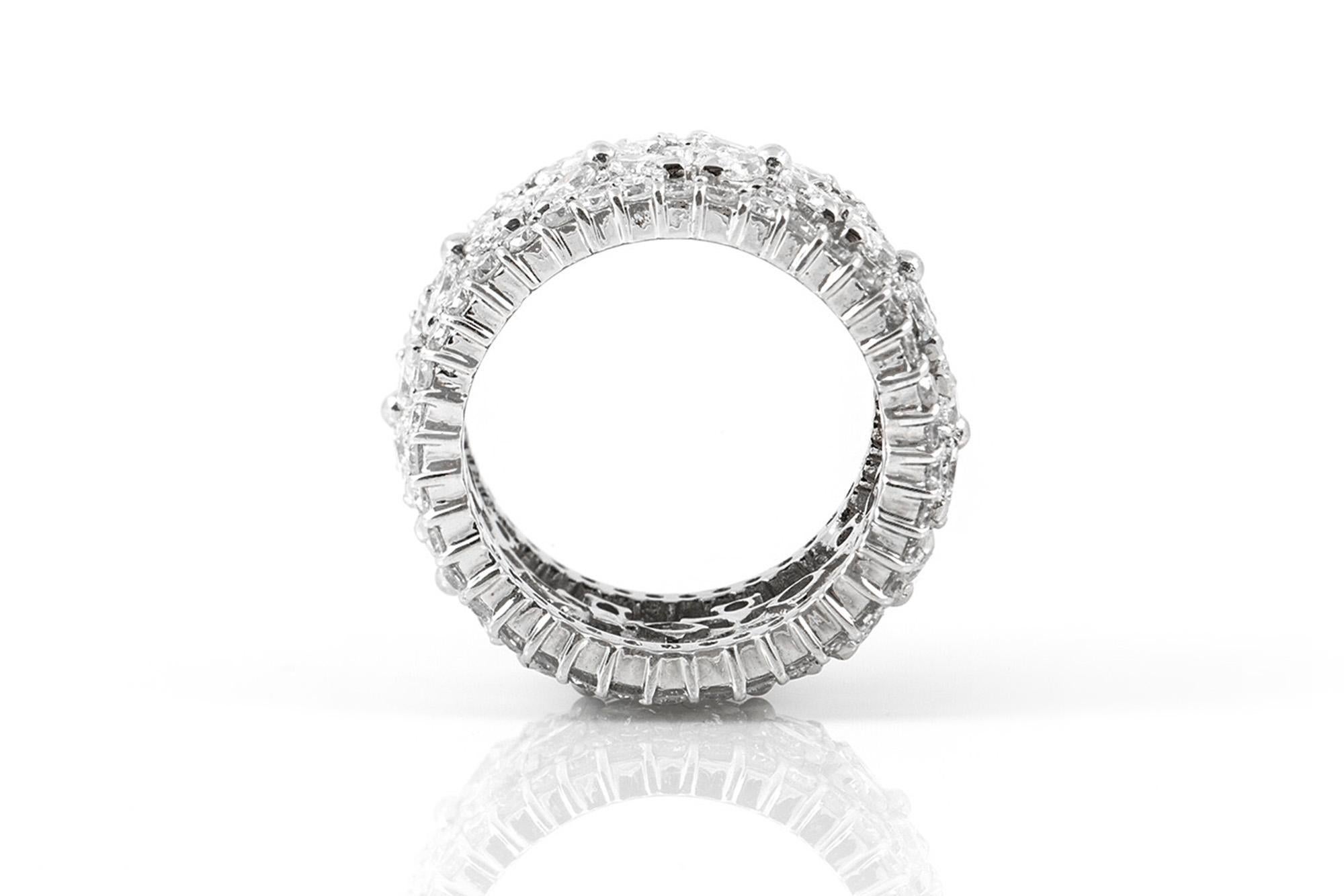 Finemente realizzato in oro bianco 18 carati con diamanti taglio Marquise per un totale di 2,62 carati e diamanti taglio Brilliante per un totale di 2,69 carati.
Taglia 6
12,5 mm di larghezza