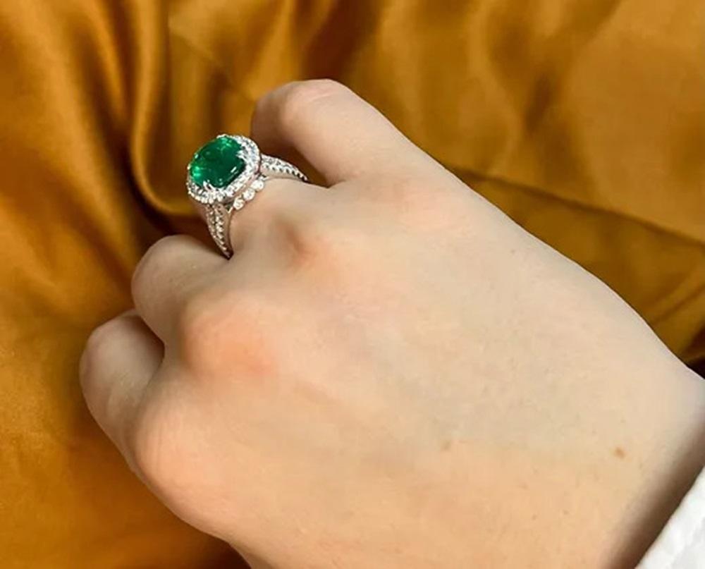 Bague ovale en émeraude de 5,31 carats Neuf - En vente à New York, NY