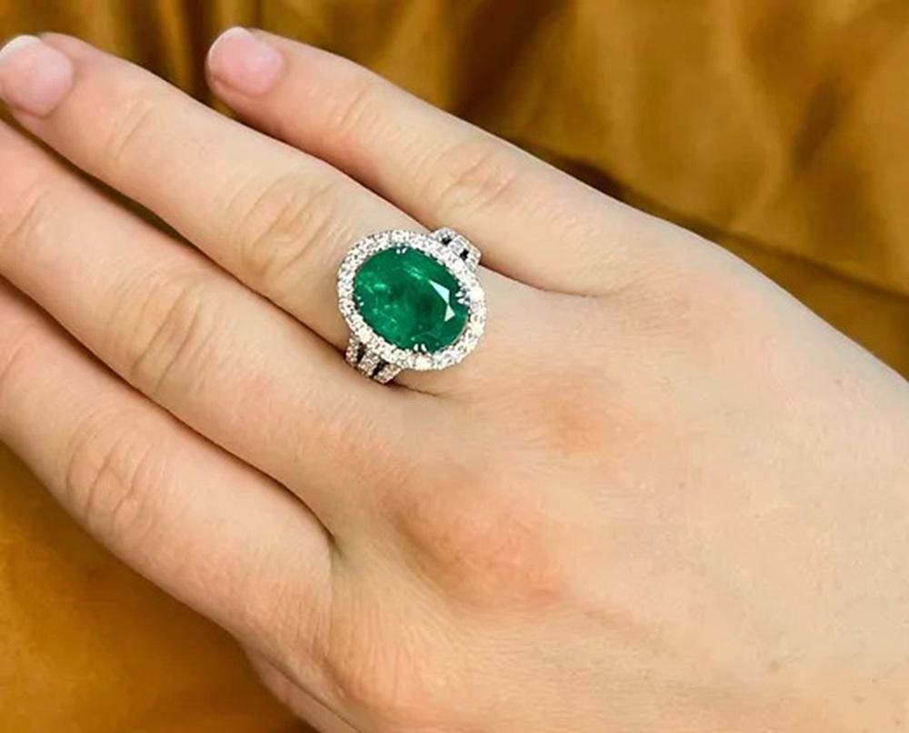 Women's 5.31 Carat Emerald Oval Ring For Sale