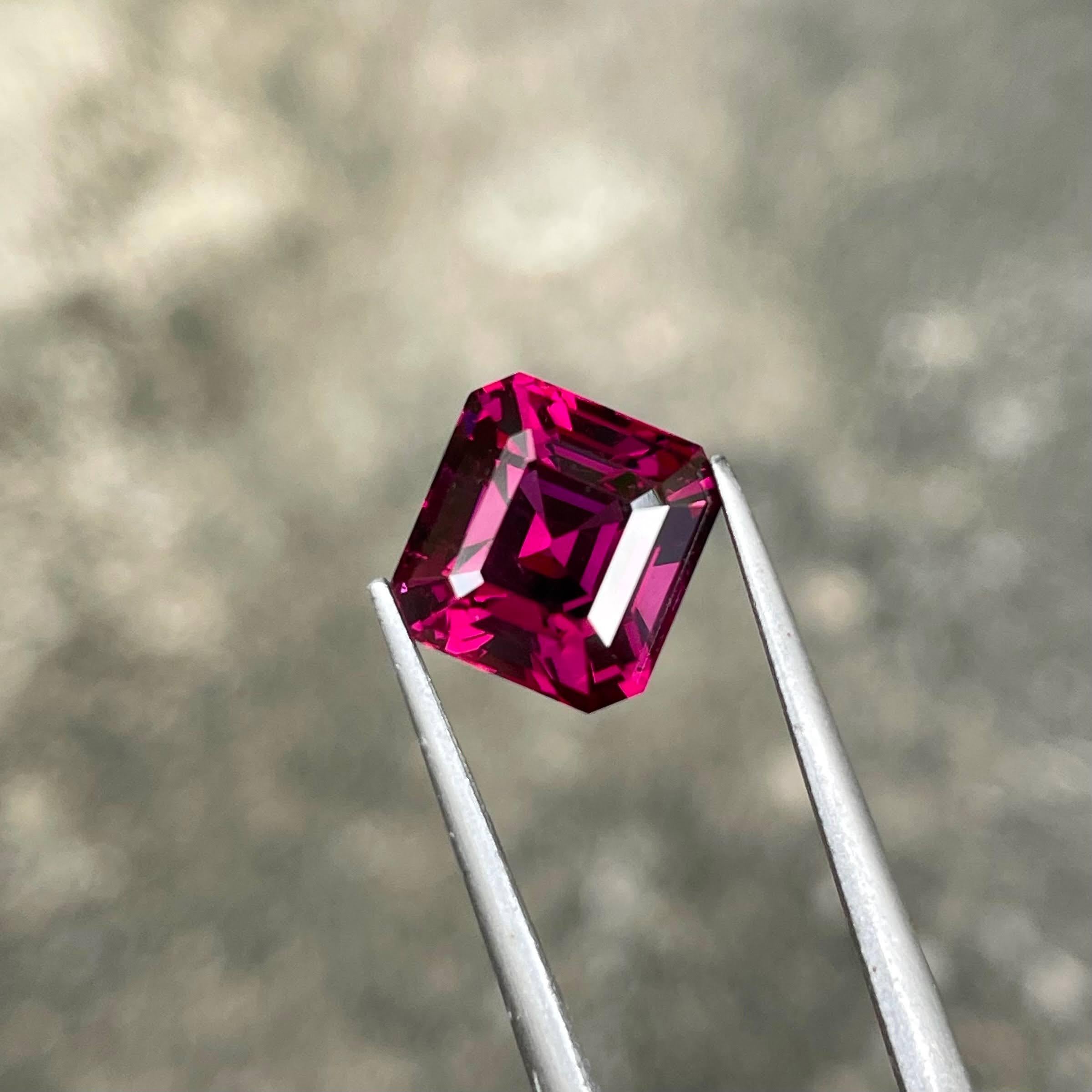 Moderno 5,31 carati di granato rosa violaceo, pietra naturale africana con taglio Asscher in vendita