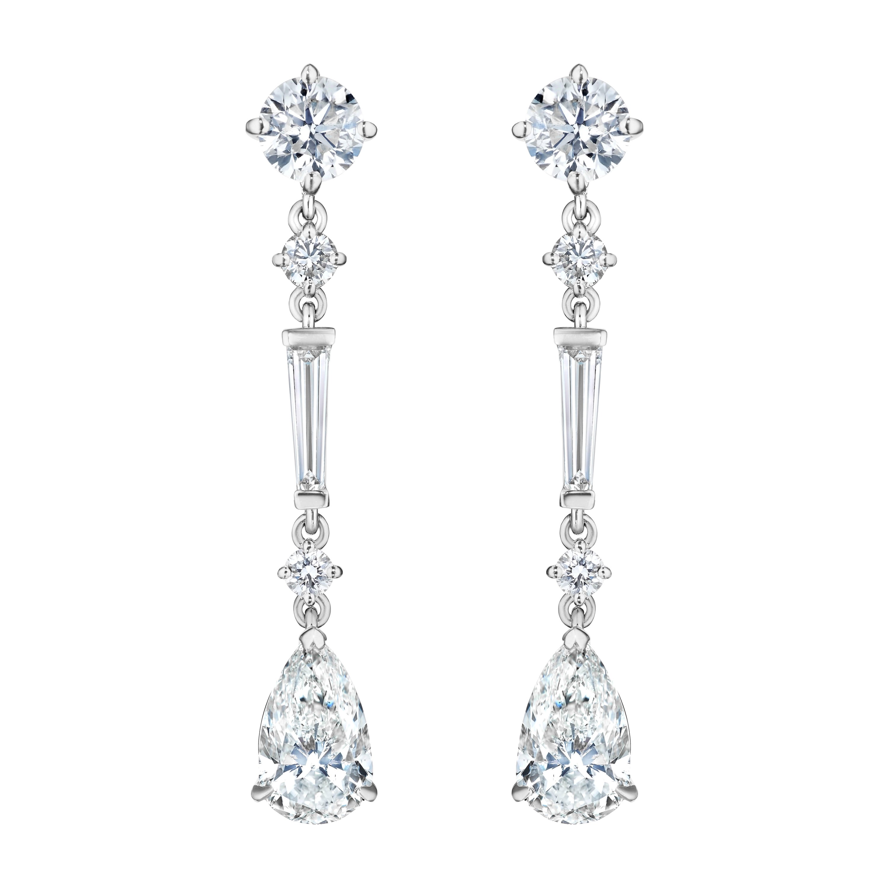 Boucles d'oreilles en or blanc 18KT avec diamants poires et baguettes de 5,31ct en vente