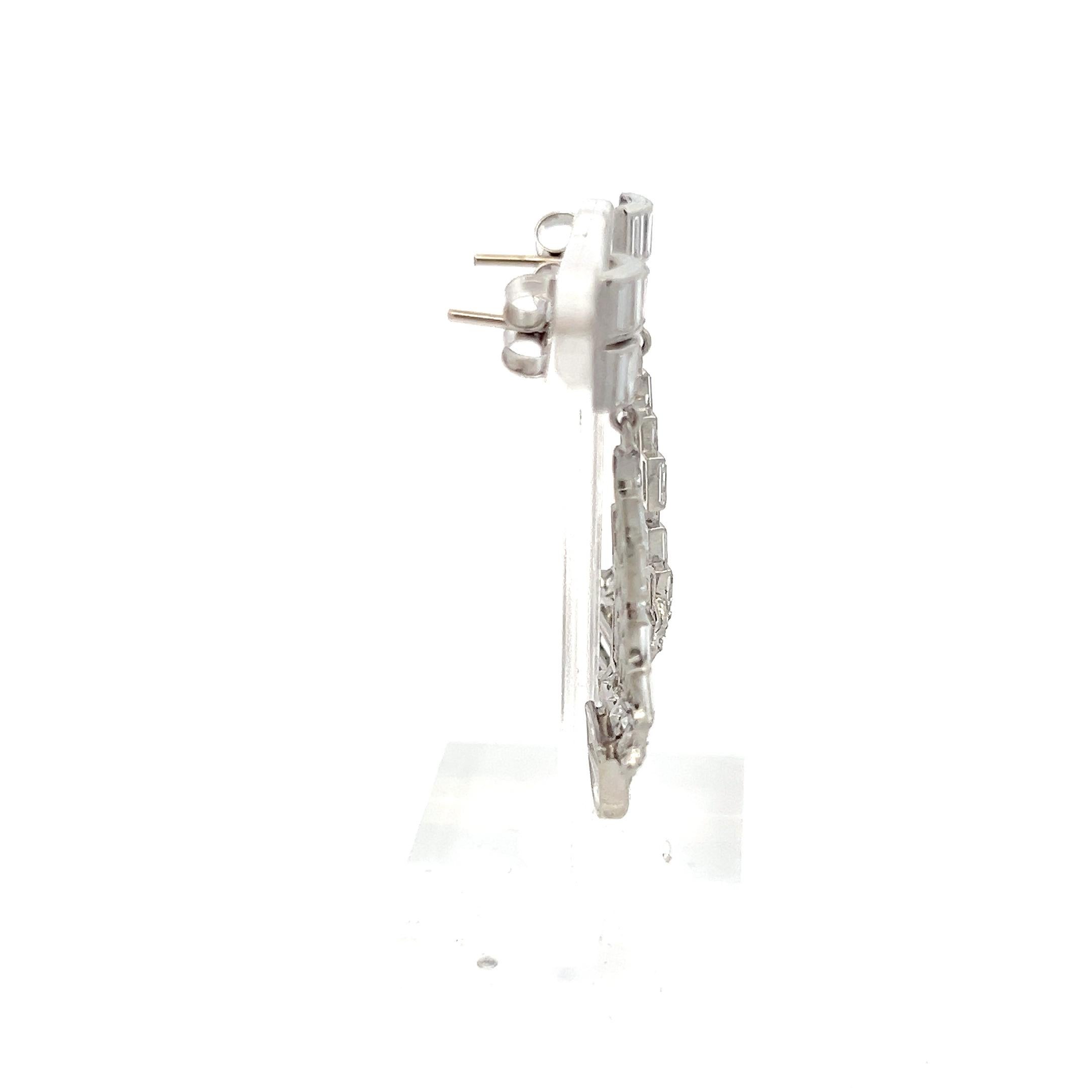 Title:
5.32 Carat Baguette Shape J VS1 and Half Moon Shape J VS1 and Round Brilliant J VS1 Diamond Platinum Dangling Earrings
Style:
Dangling
Metal:
Platinum
Gemstone 1:
2.5 Carat Diamond
Number of Stones:
50
Color:
J
Clarity:
VS1
Shape:
Baguette