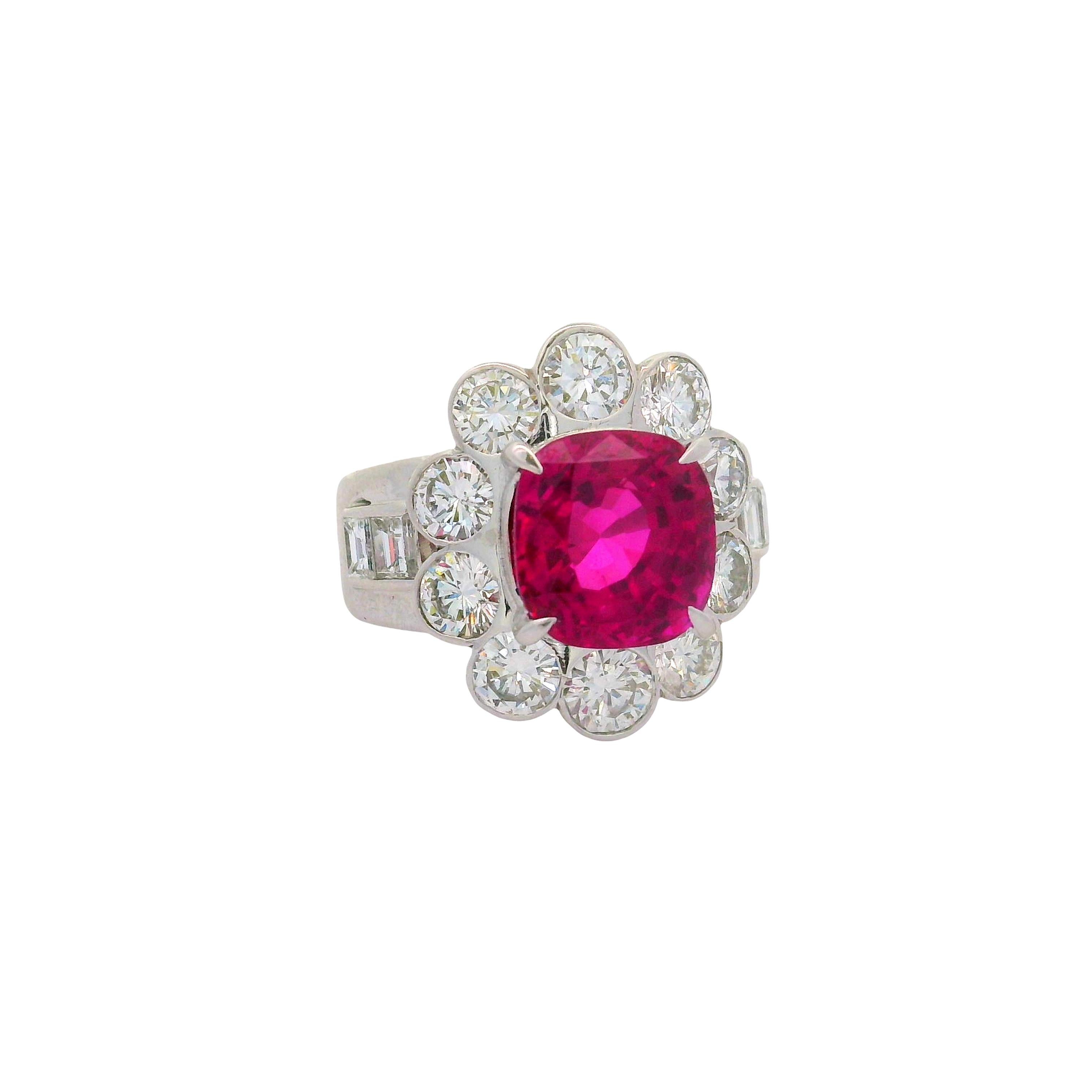 Un rubis captivant, pesant 5,32 carats, occupe le devant de la scène dans cette bague contemporaine. Le rubis, taillé en forme de coussin, rayonne d'une couleur rouge violacée intense qui attire instantanément l'attention. Il s'agit de l'une des